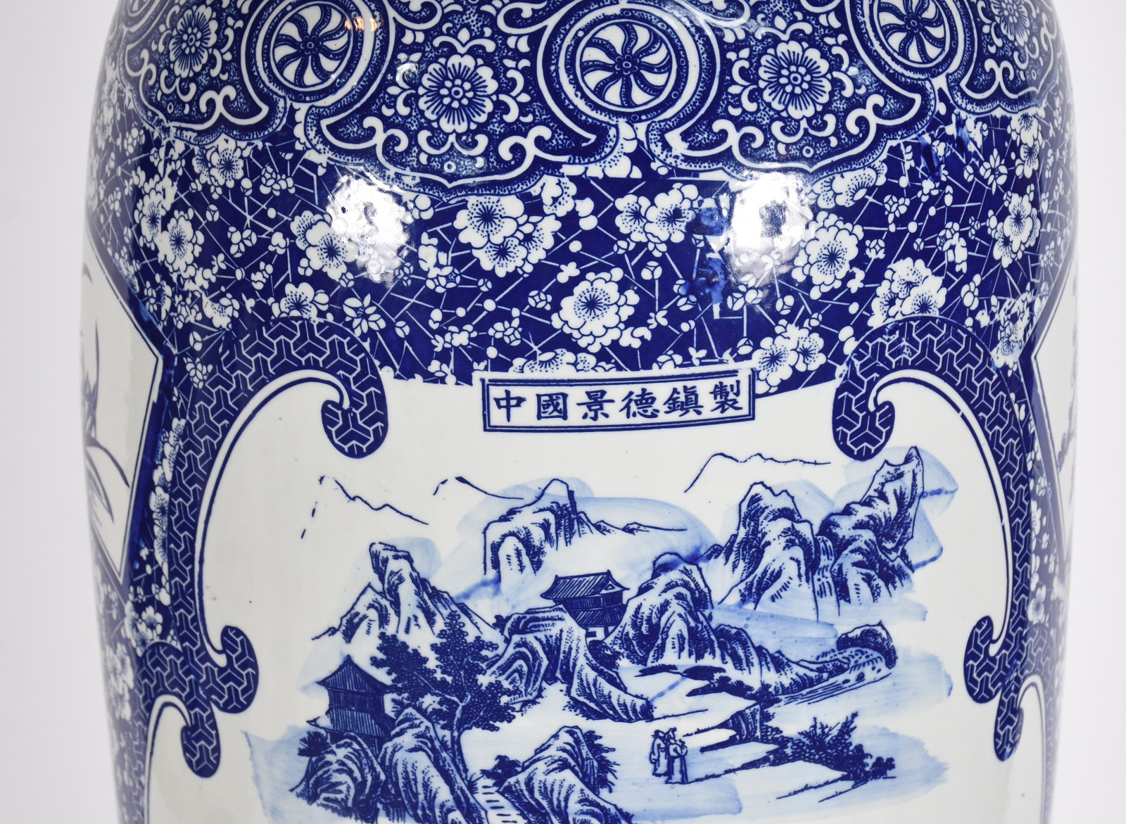 Jarrão de porcelana azul e branca com base de madeira. Altura total... - foto 4 de 5