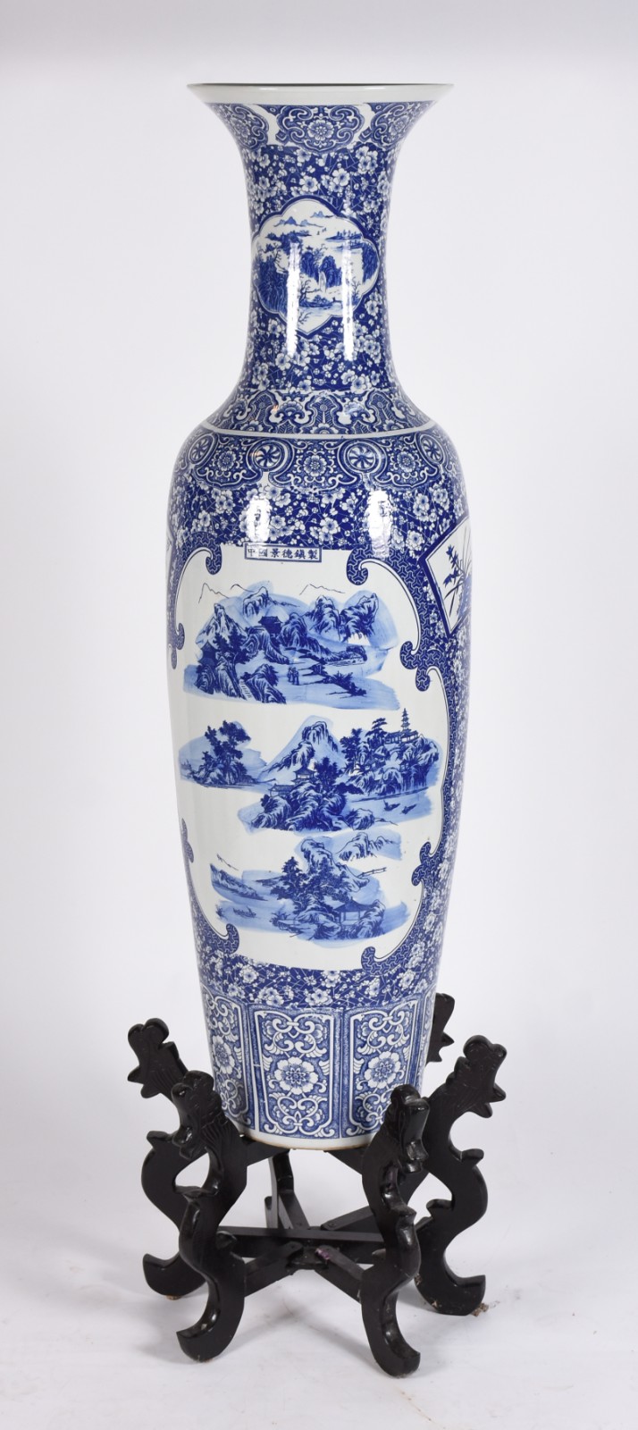 Jarrão de porcelana azul e branca com base de madeira. Altura total... - foto 1 de 7