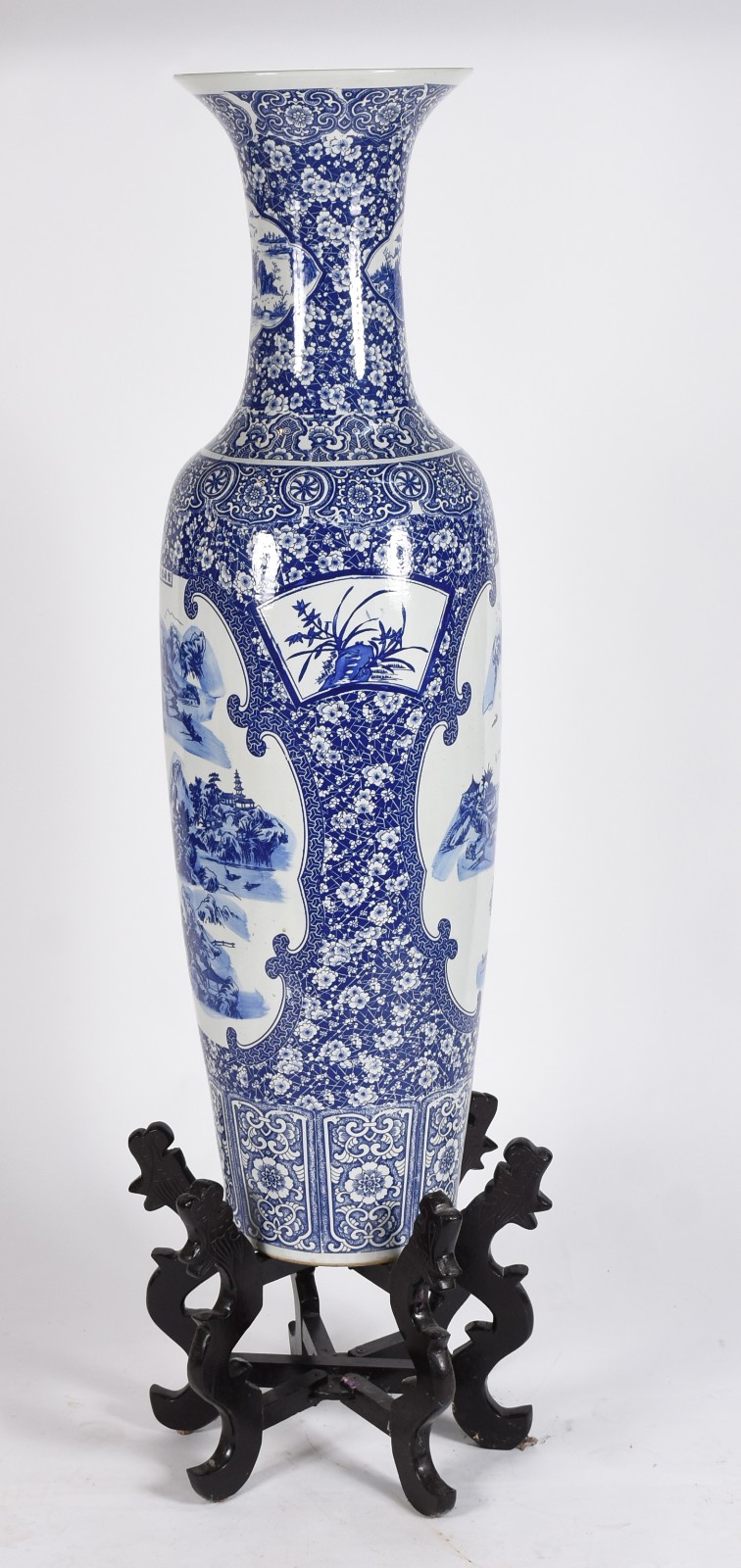 Jarrão de porcelana azul e branca com base de madeira. Altura total... - foto 2 de 7