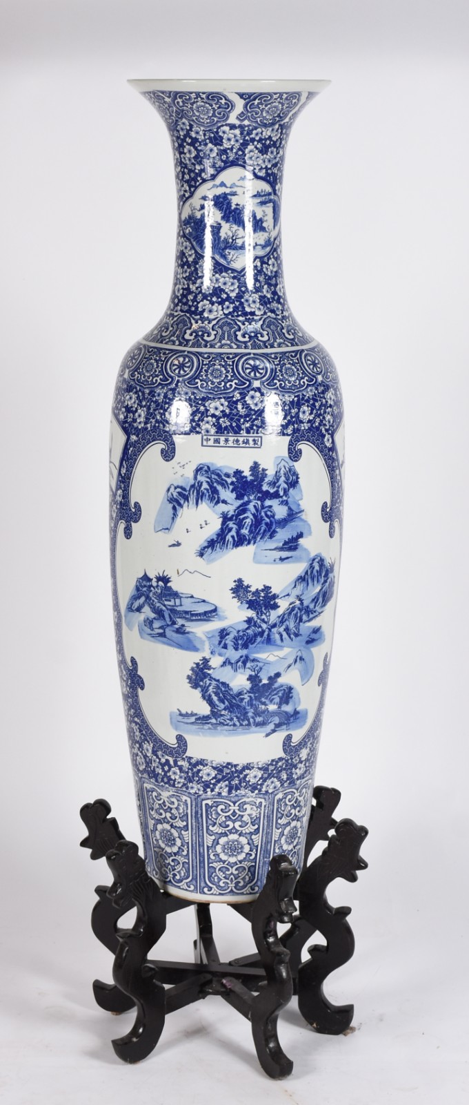 Jarrão de porcelana azul e branca com base de madeira. Altura total... - foto 3 de 7