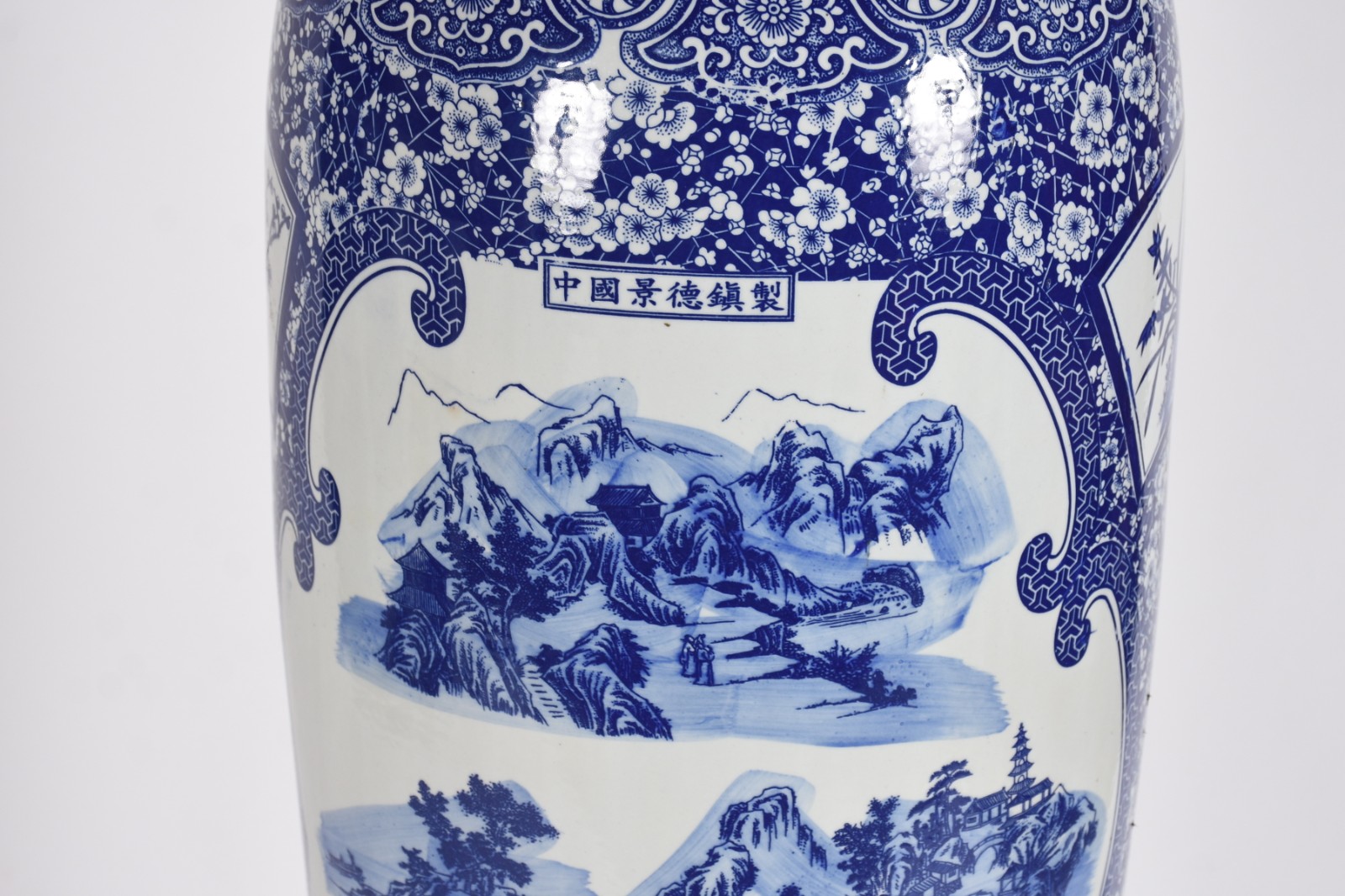 Jarrão de porcelana azul e branca com base de madeira. Altura total... - foto 4 de 7