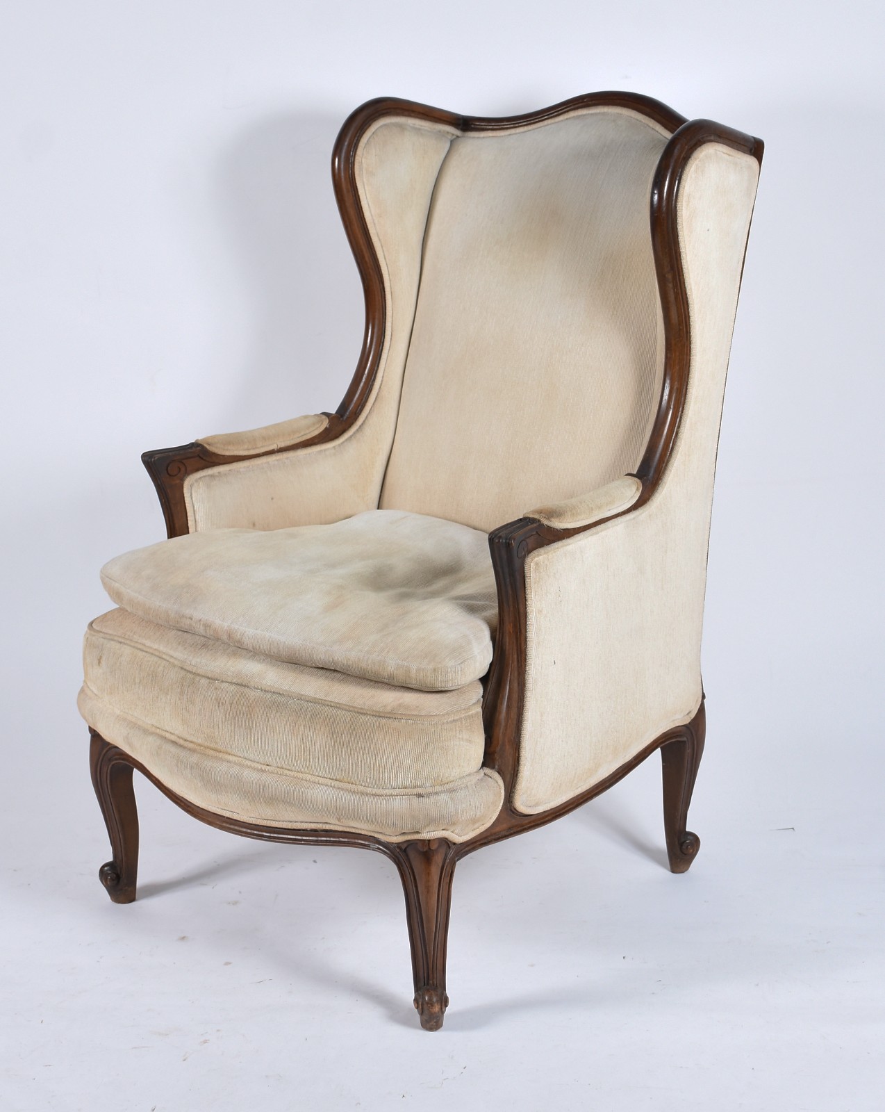 Bergere de madeira nobre estofada e forrada com tecido bege, estilo... - foto 1 de 4