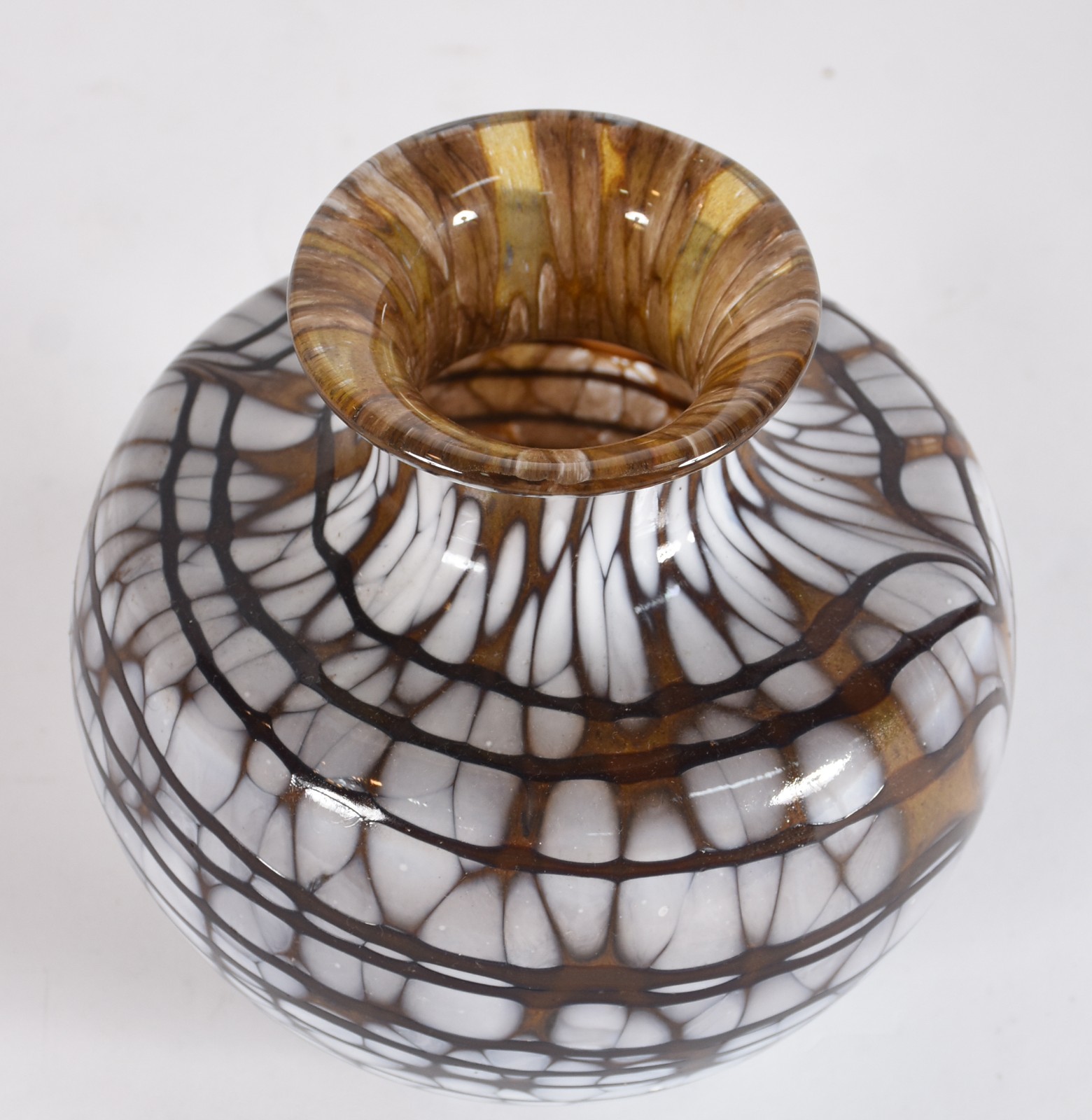 Vaso decorativo de murano nas cores âmbar e branco. - foto 2 de 4