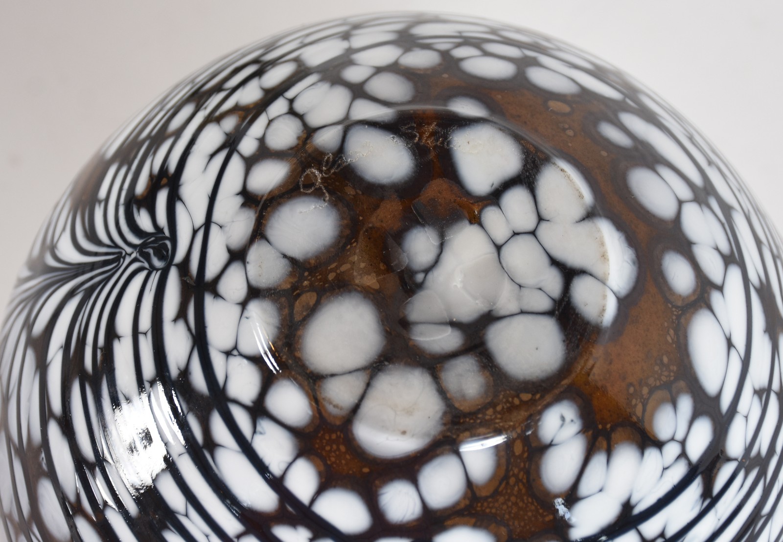 Vaso decorativo de murano nas cores âmbar e branco. - foto 4 de 4