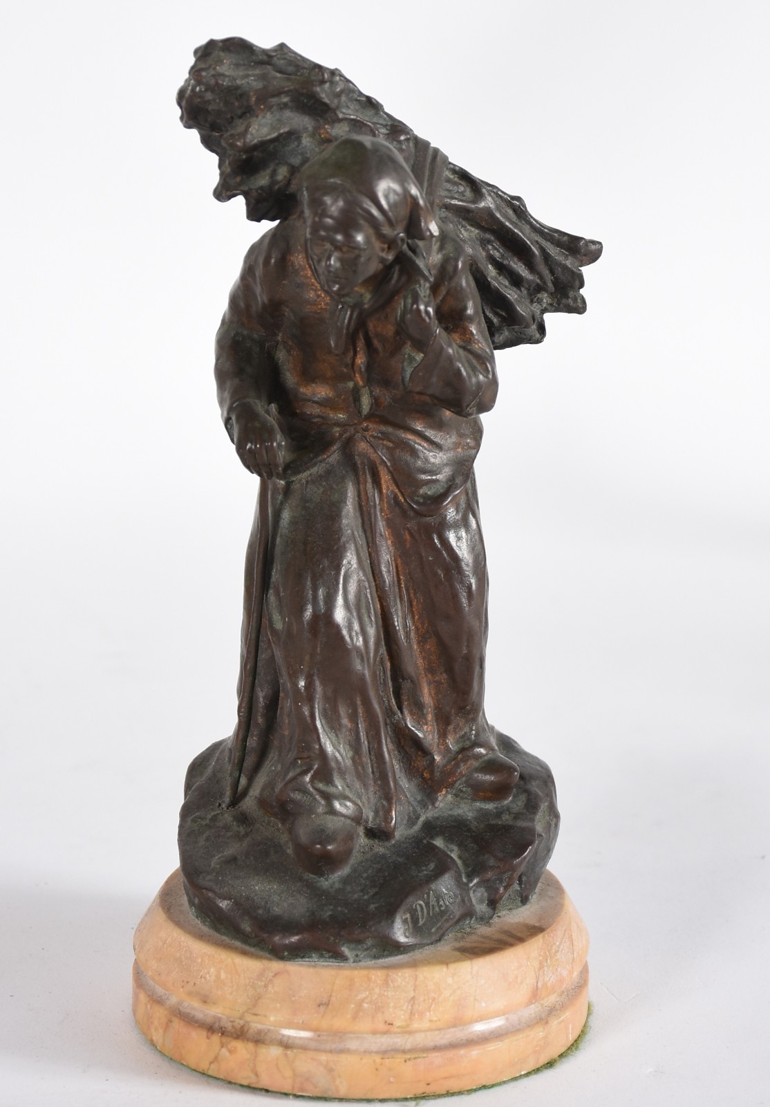 Escultura de bronze europeu representando figura feminina com selo... - foto 1 de 6