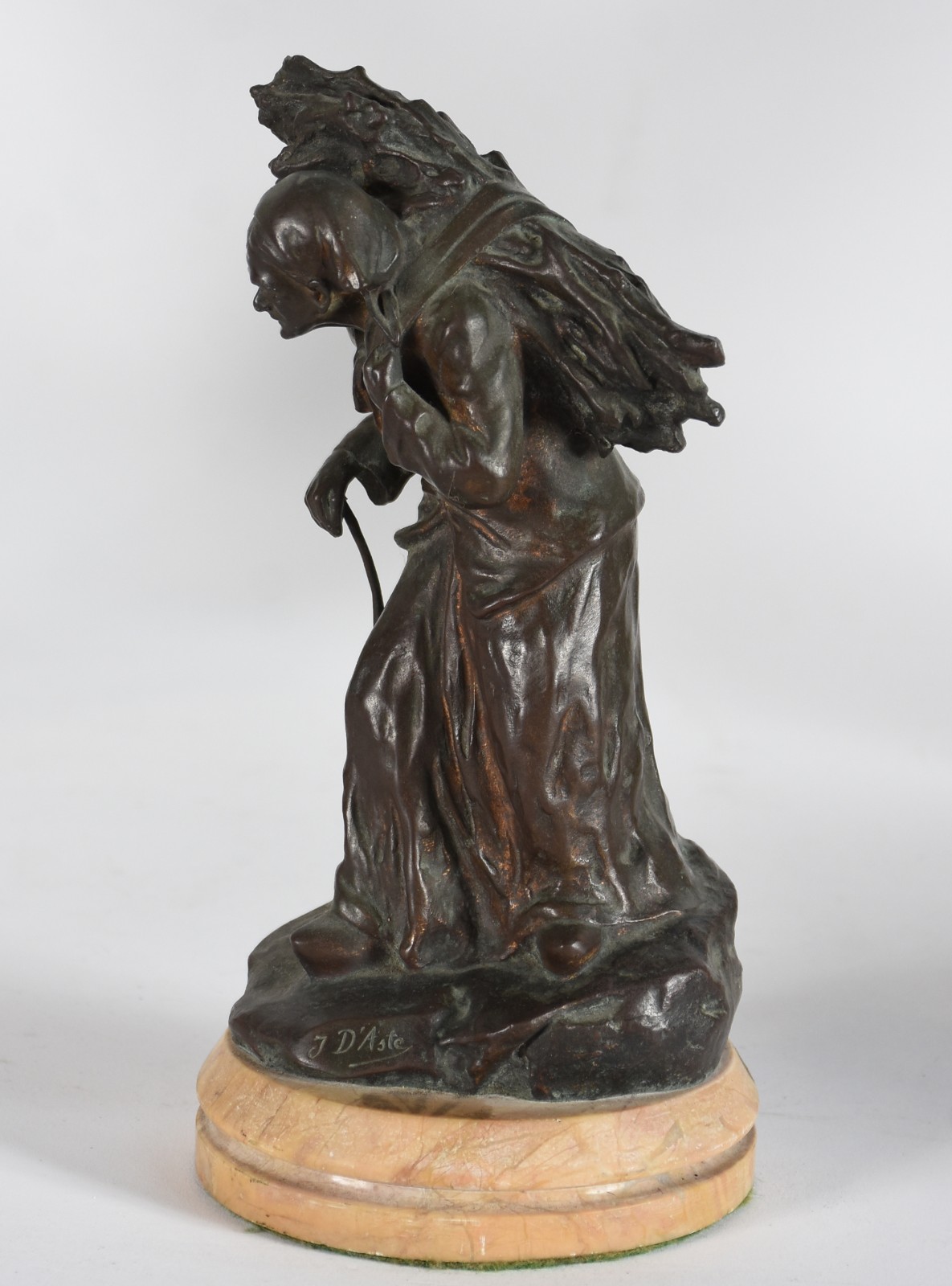 Escultura de bronze europeu representando figura feminina com selo... - foto 2 de 6