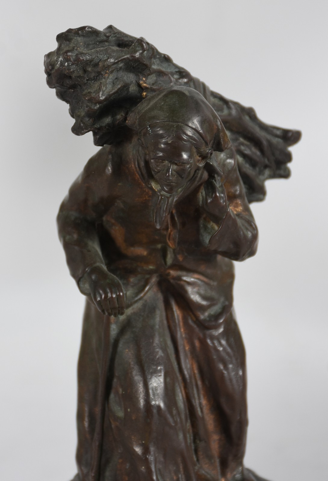 Escultura de bronze europeu representando figura feminina com selo... - foto 3 de 6
