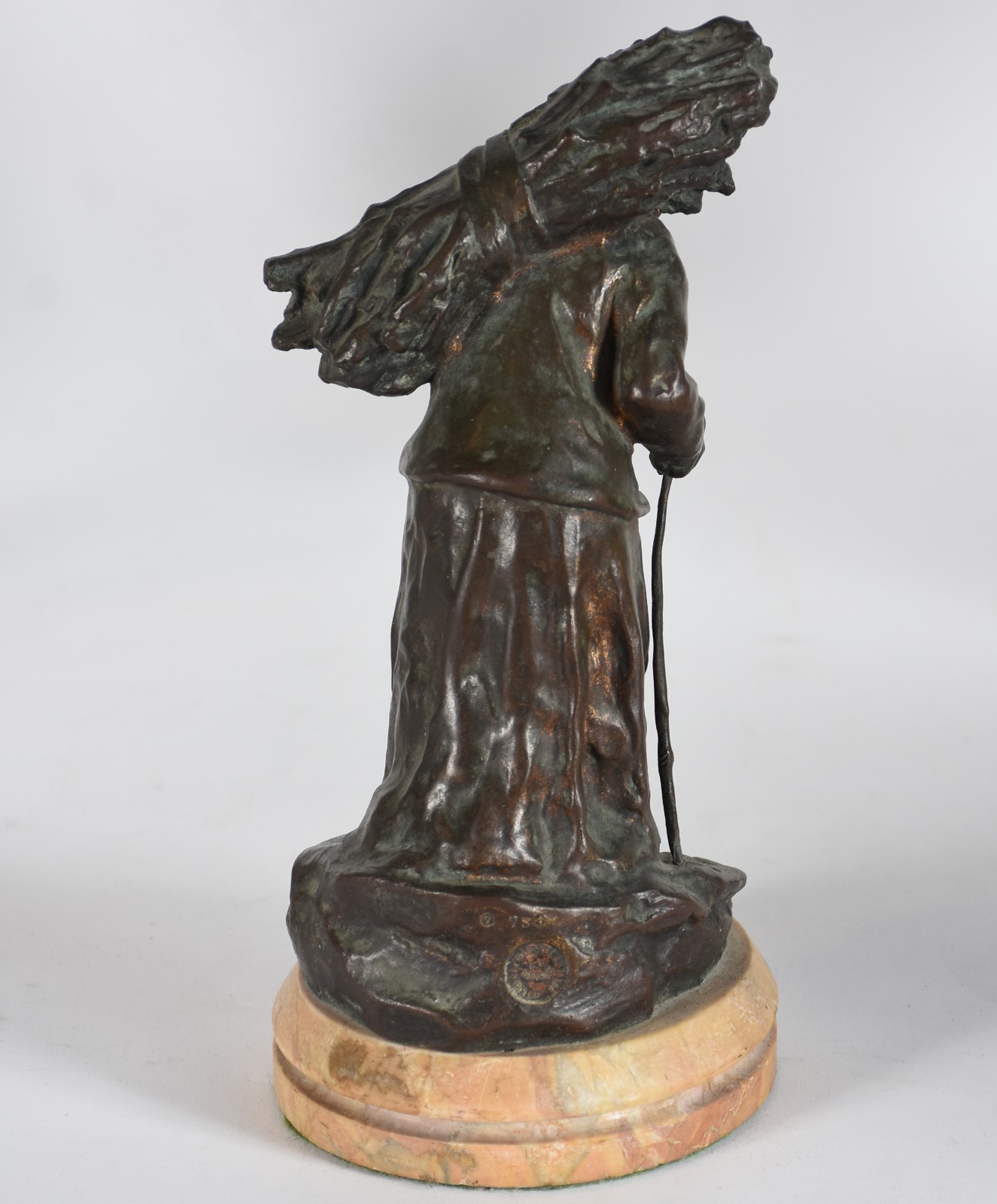 Escultura de bronze europeu representando figura feminina com selo... - foto 4 de 6