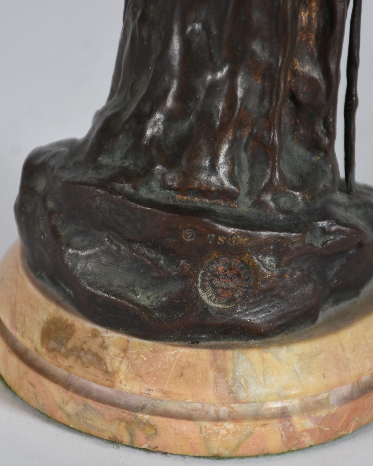 Escultura de bronze europeu representando figura feminina com selo... - foto 6 de 6