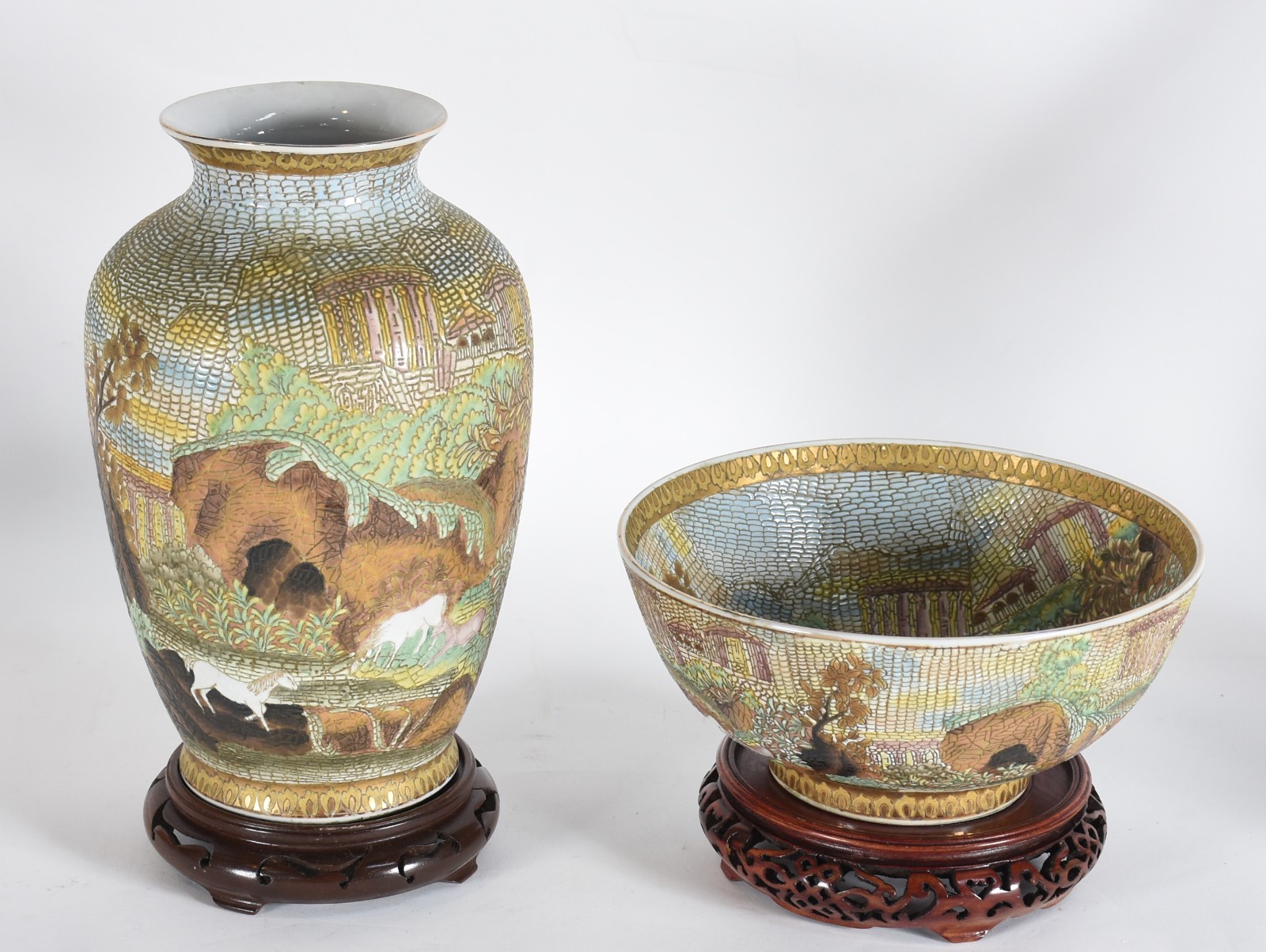 Duas peças de porcelana decoradas com cavalos e paisagens em... - foto 1 de 6