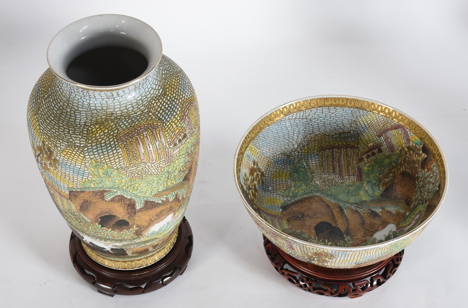 Duas peças de porcelana decoradas com cavalos e paisagens em... - foto 2 de 6