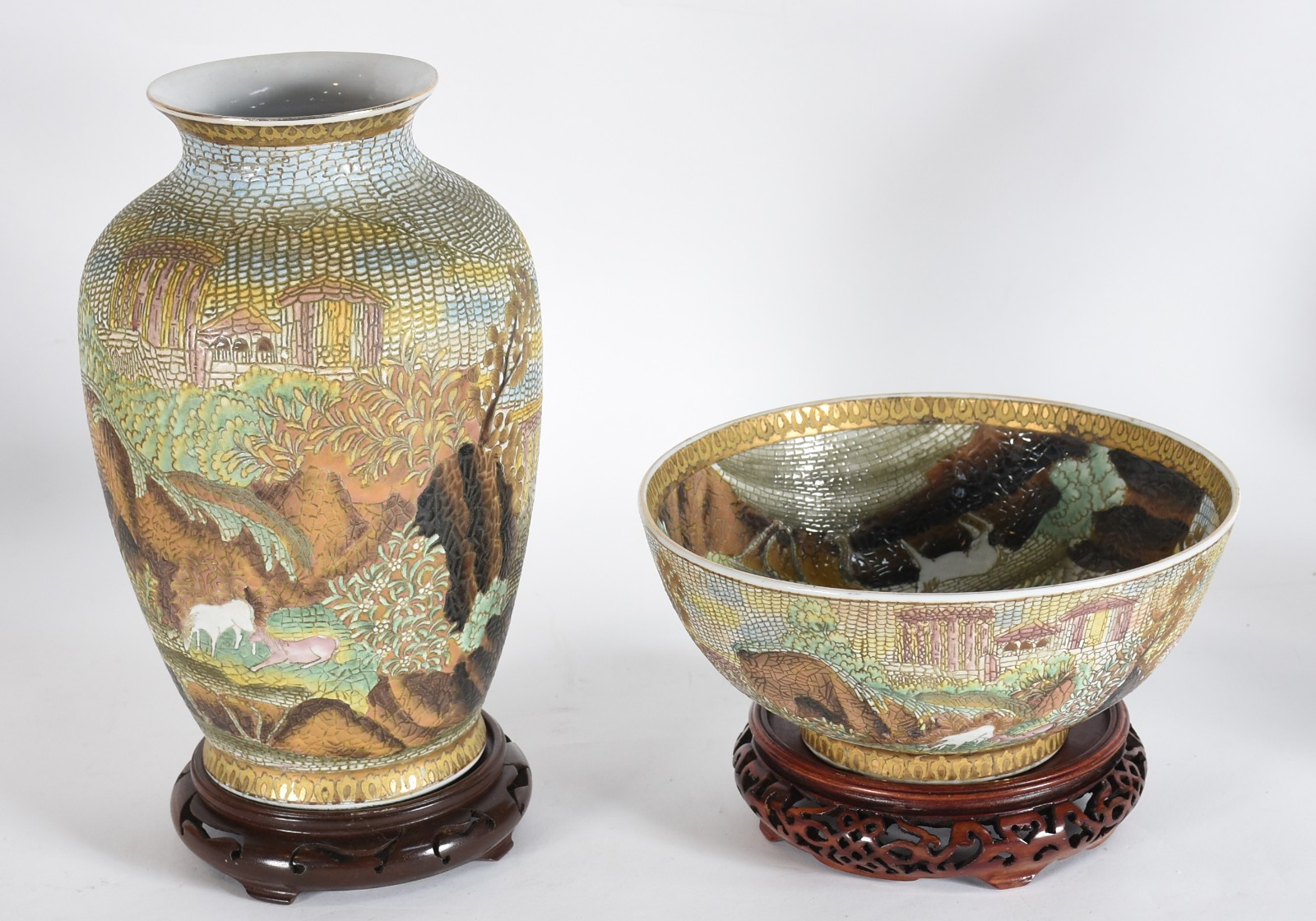 Duas peças de porcelana decoradas com cavalos e paisagens em... - foto 3 de 6