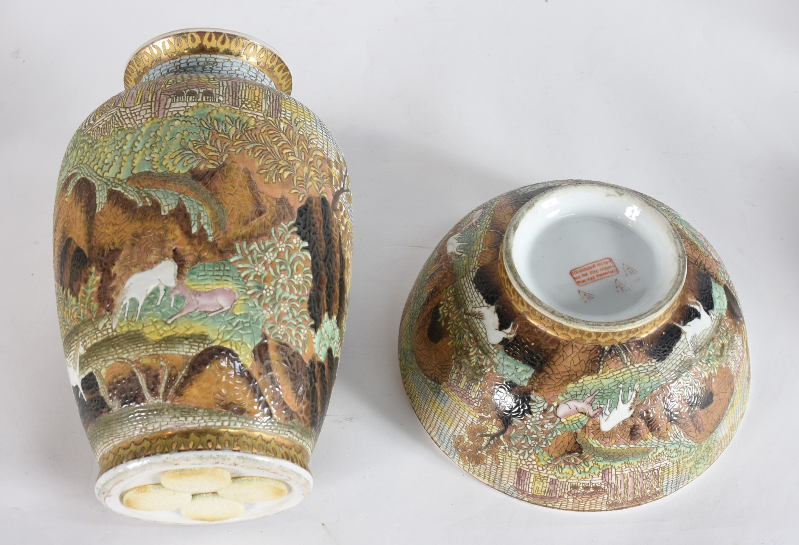 Duas peças de porcelana decoradas com cavalos e paisagens em... - foto 4 de 6