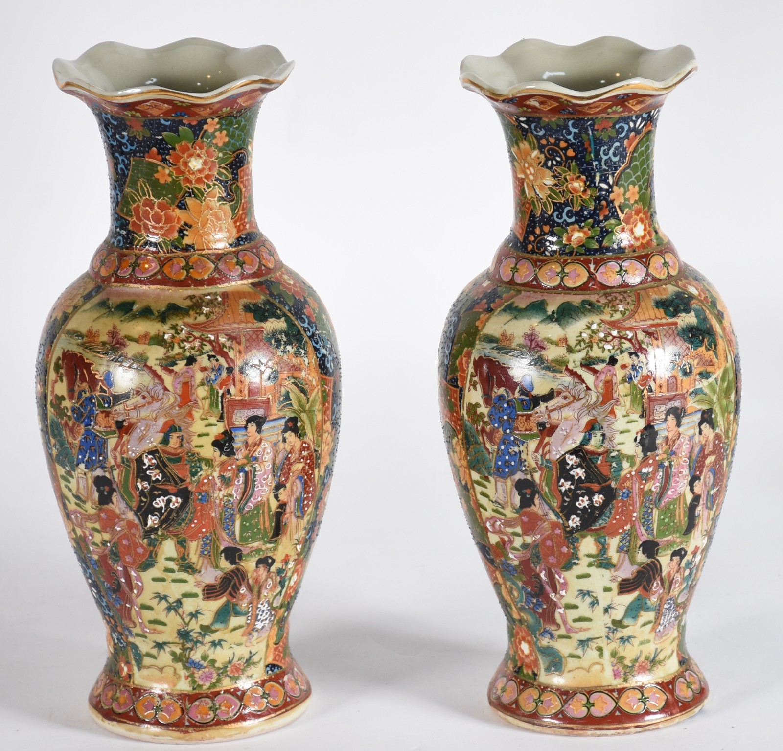 Par de vasos de porcelana oriental policromada ao gosto Satzuma... - foto 1 de 5
