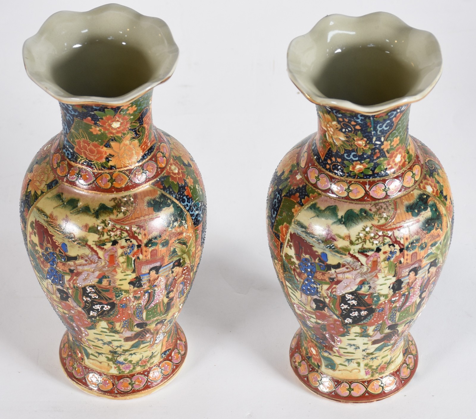 Par de vasos de porcelana oriental policromada ao gosto Satzuma... - foto 2 de 5