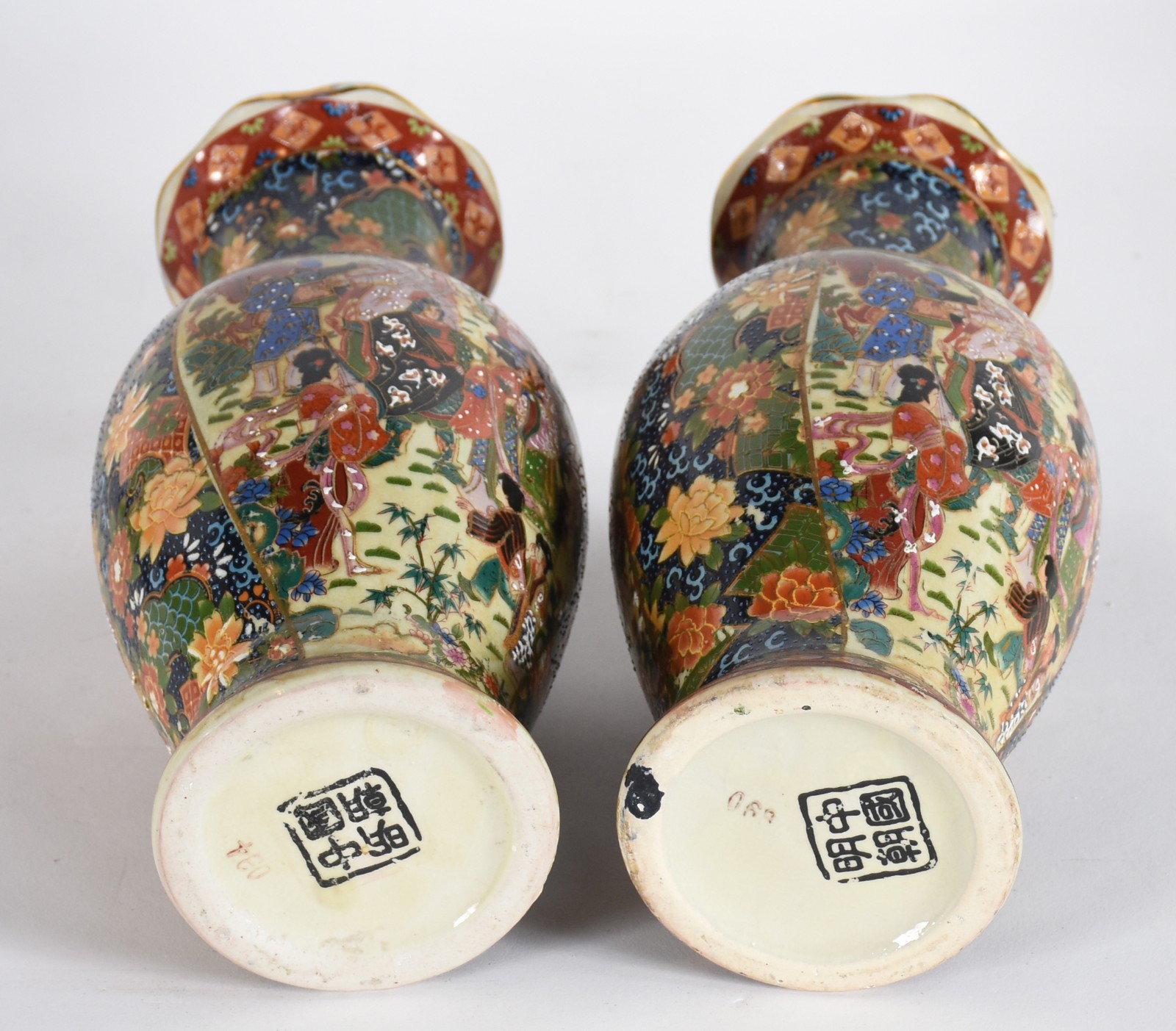 Par de vasos de porcelana oriental policromada ao gosto Satzuma... - foto 4 de 5