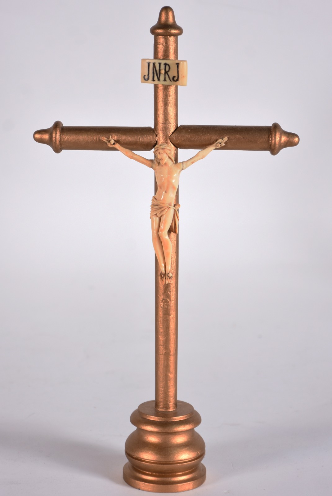 Crucifixo de madeira dourada com pequena figura de Cristo de marfim. - foto 1 de 4