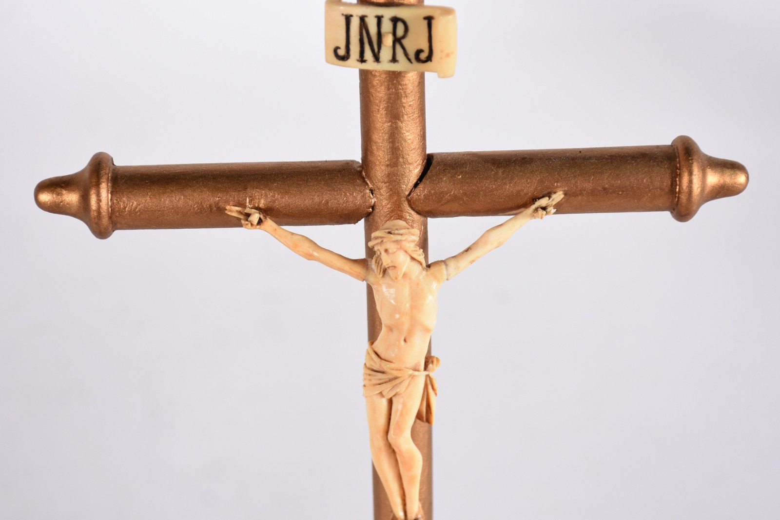 Crucifixo de madeira dourada com pequena figura de Cristo de marfim. - foto 2 de 4