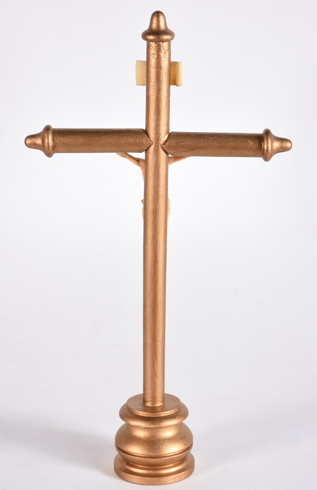 Crucifixo de madeira dourada com pequena figura de Cristo de marfim. - foto 3 de 4