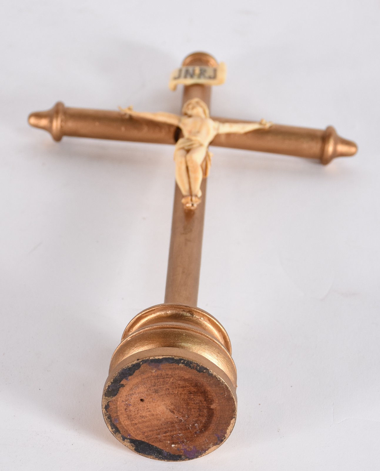 Crucifixo de madeira dourada com pequena figura de Cristo de marfim. - foto 4 de 4