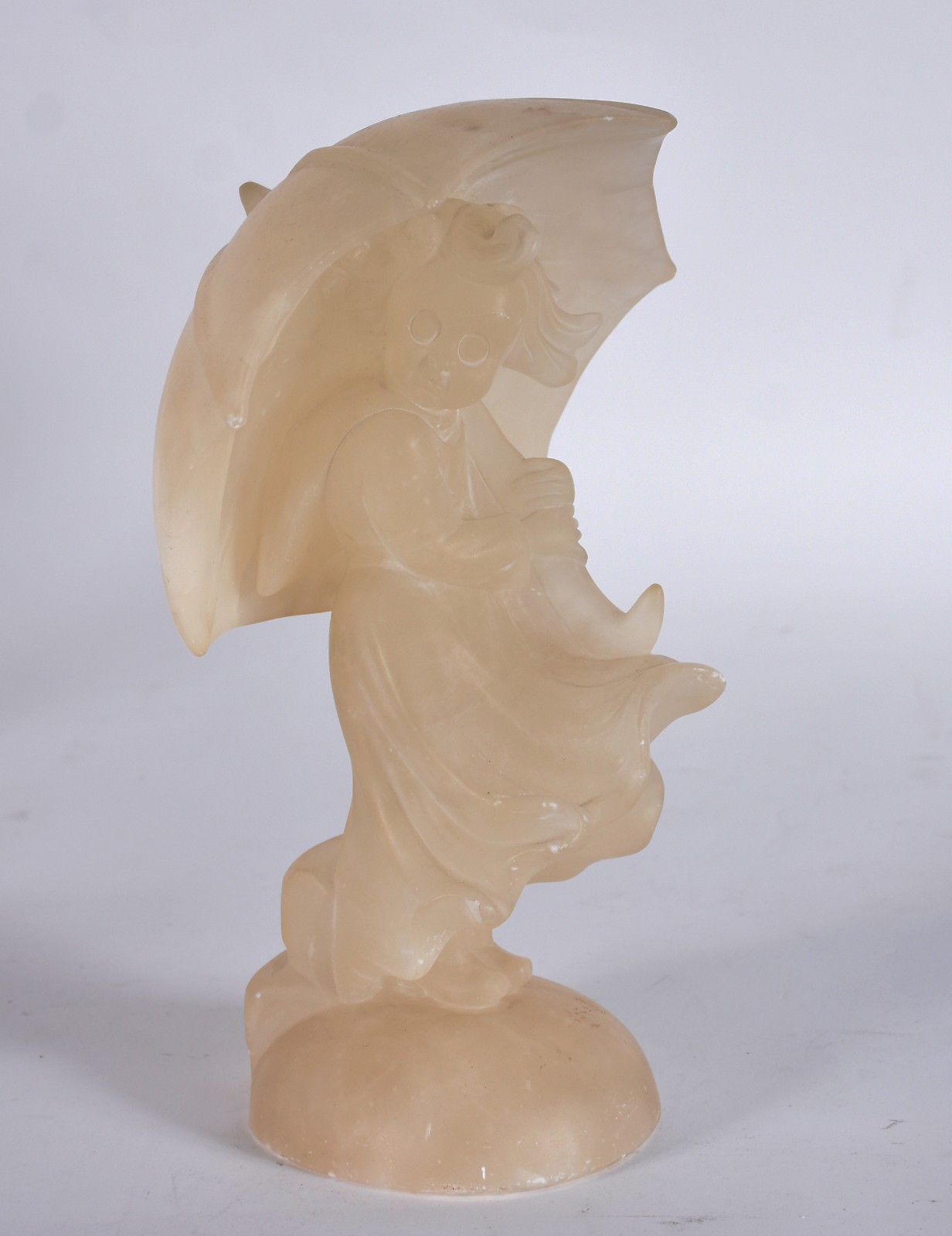 Estatueta de alabastro representando menina com guarda chuva, lascado... - foto 1 de 6