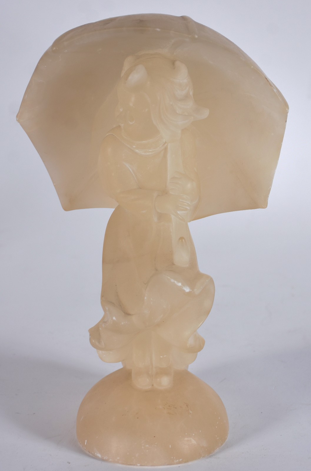 Estatueta de alabastro representando menina com guarda chuva, lascado... - foto 2 de 6