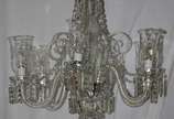 Lustre em cristal para 6 luzes com pingentes la... - Lustre em cristal para 6 luzes com pingentes lapidados e mangas lavradas, alt.total 75 cm.