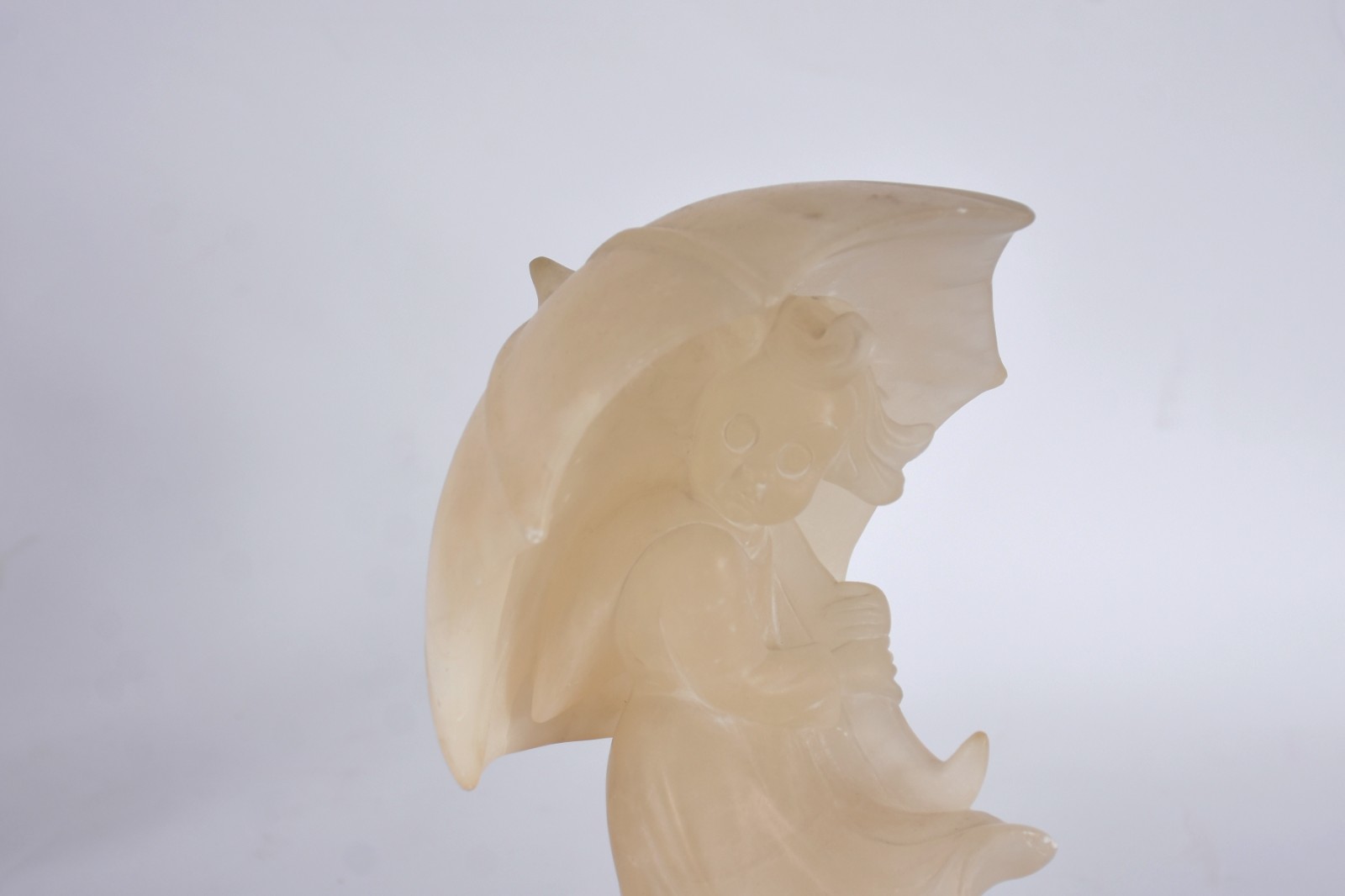 Estatueta de alabastro representando menina com guarda chuva, lascado... - foto 4 de 6