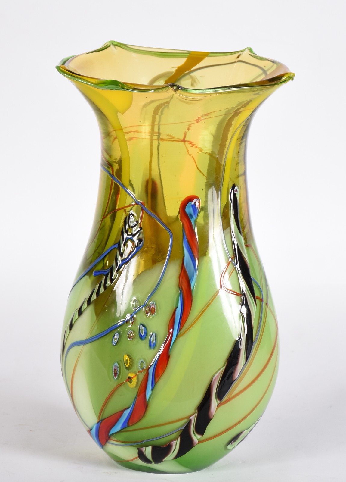 Vaso de vidro decorativo na cor amarela com mesclas coloridas. - foto 1 de 3