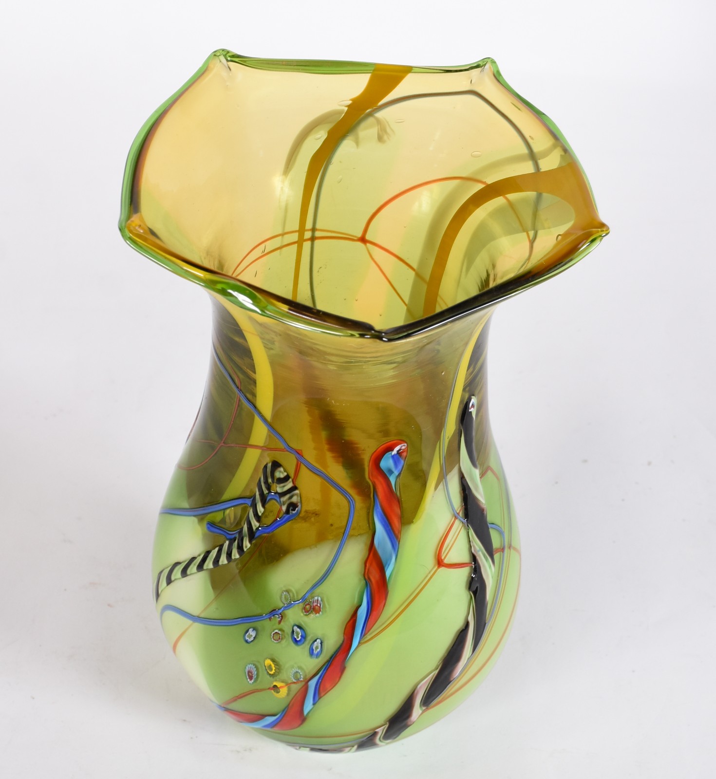 Vaso de vidro decorativo na cor amarela com mesclas coloridas. - foto 2 de 3