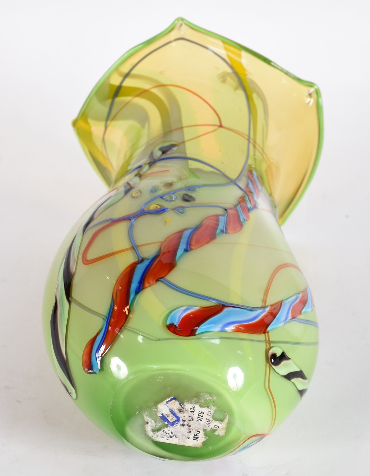 Vaso de vidro decorativo na cor amarela com mesclas coloridas. - foto 3 de 3