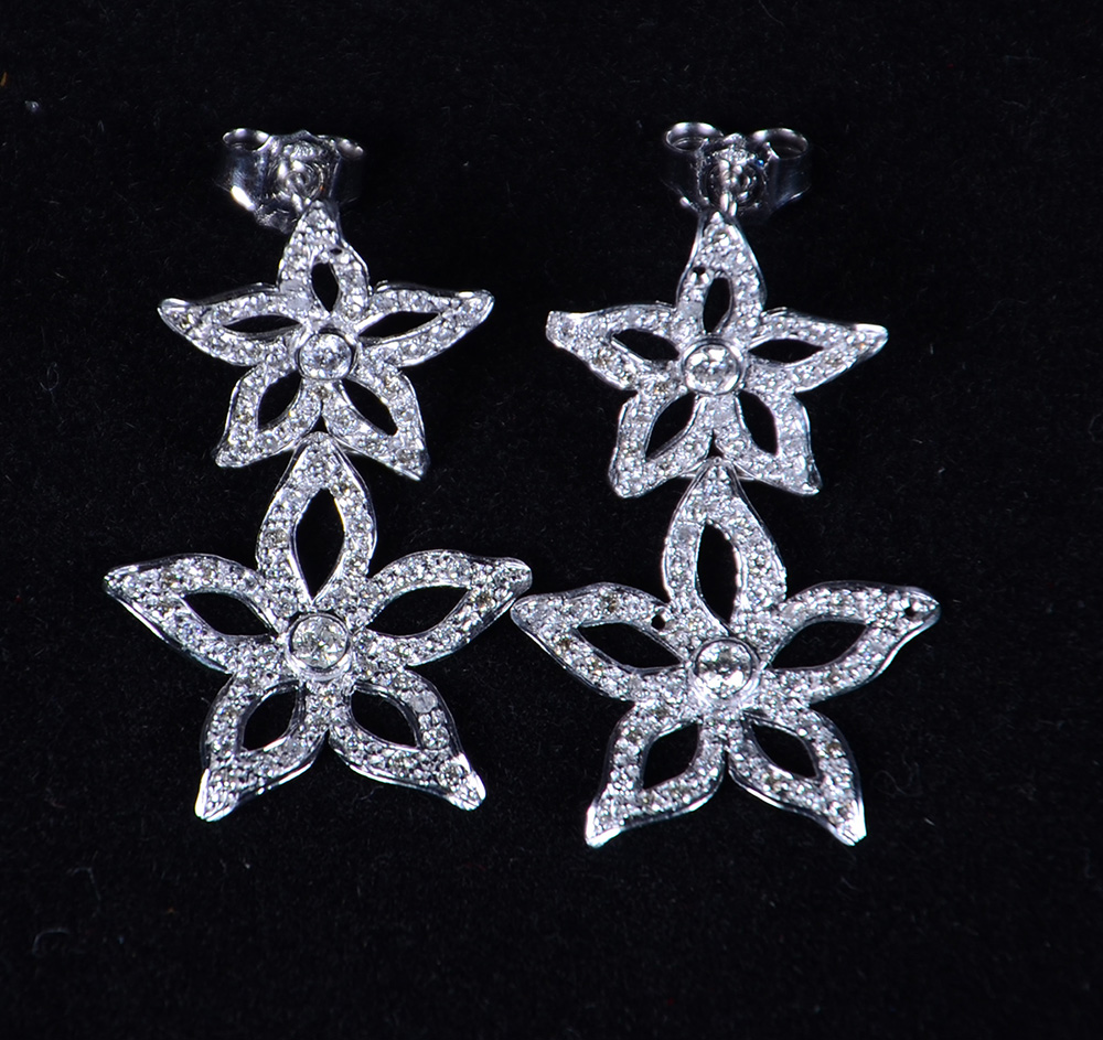 Par de brincos em ouro branco e brilhantes no formato de estrelas...