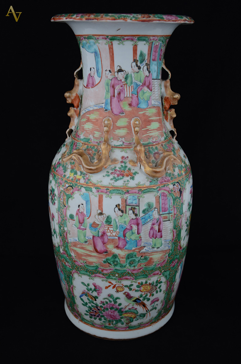 Vaso em porcelana chinesa decorada com figuras típicas nos esmaltes...