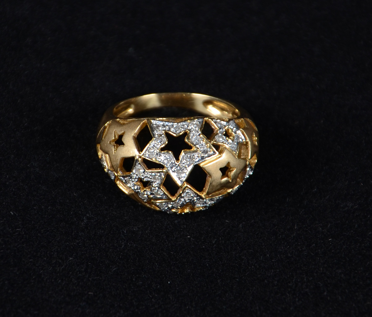 Anel em ouro 18 k com brilhante. Peso Total: 6,6 g. Aro 17