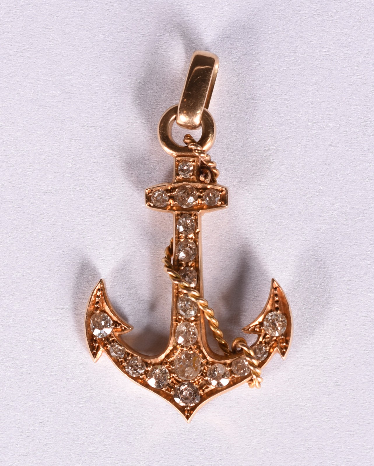 Pingente em ouro 18k com 19 diamantes no feitio âncora. (Por motivos... - foto 1 de 3