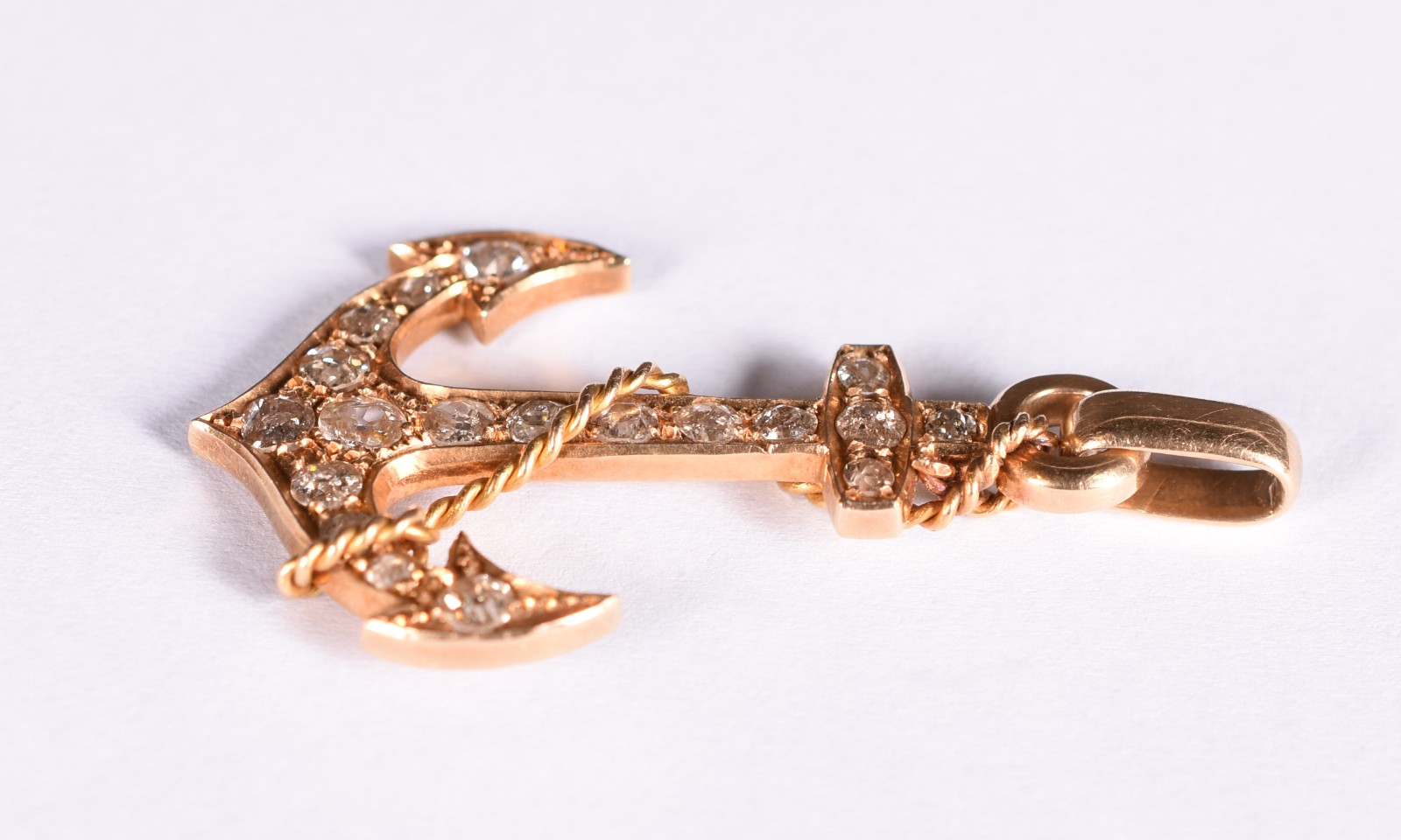 Pingente em ouro 18k com 19 diamantes no feitio âncora. (Por motivos... - foto 3 de 3