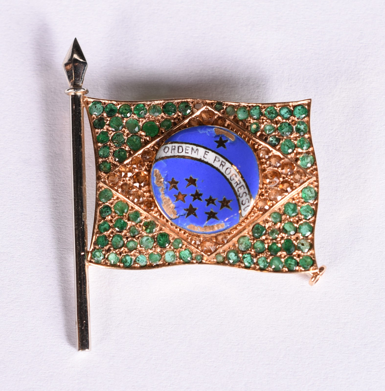 Broche na forma da Bandeira do Brasil em ouro 18 k com esmeraldas e... - foto 1 de 3