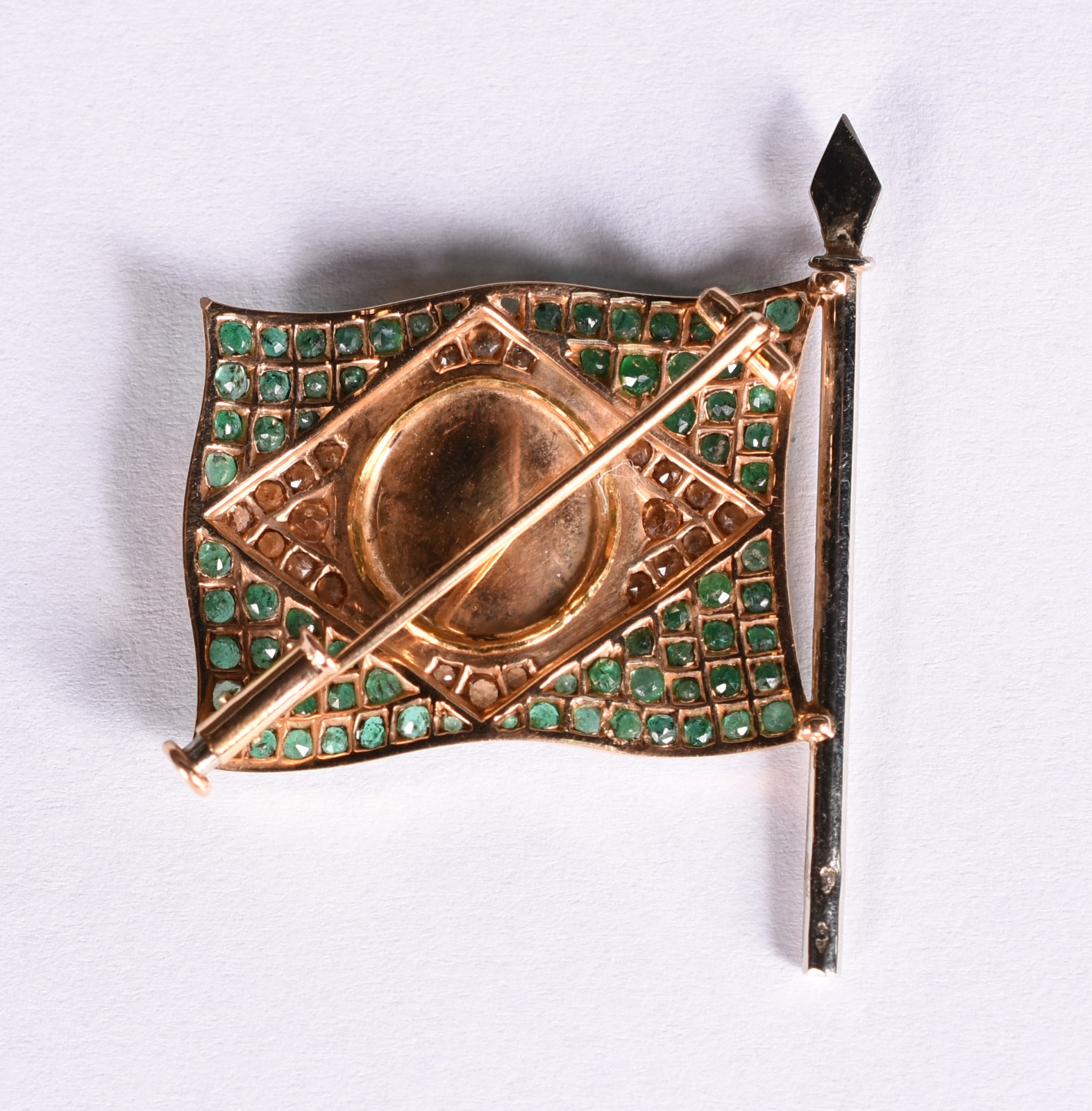 Broche na forma da Bandeira do Brasil em ouro 18 k com esmeraldas e... - foto 2 de 3