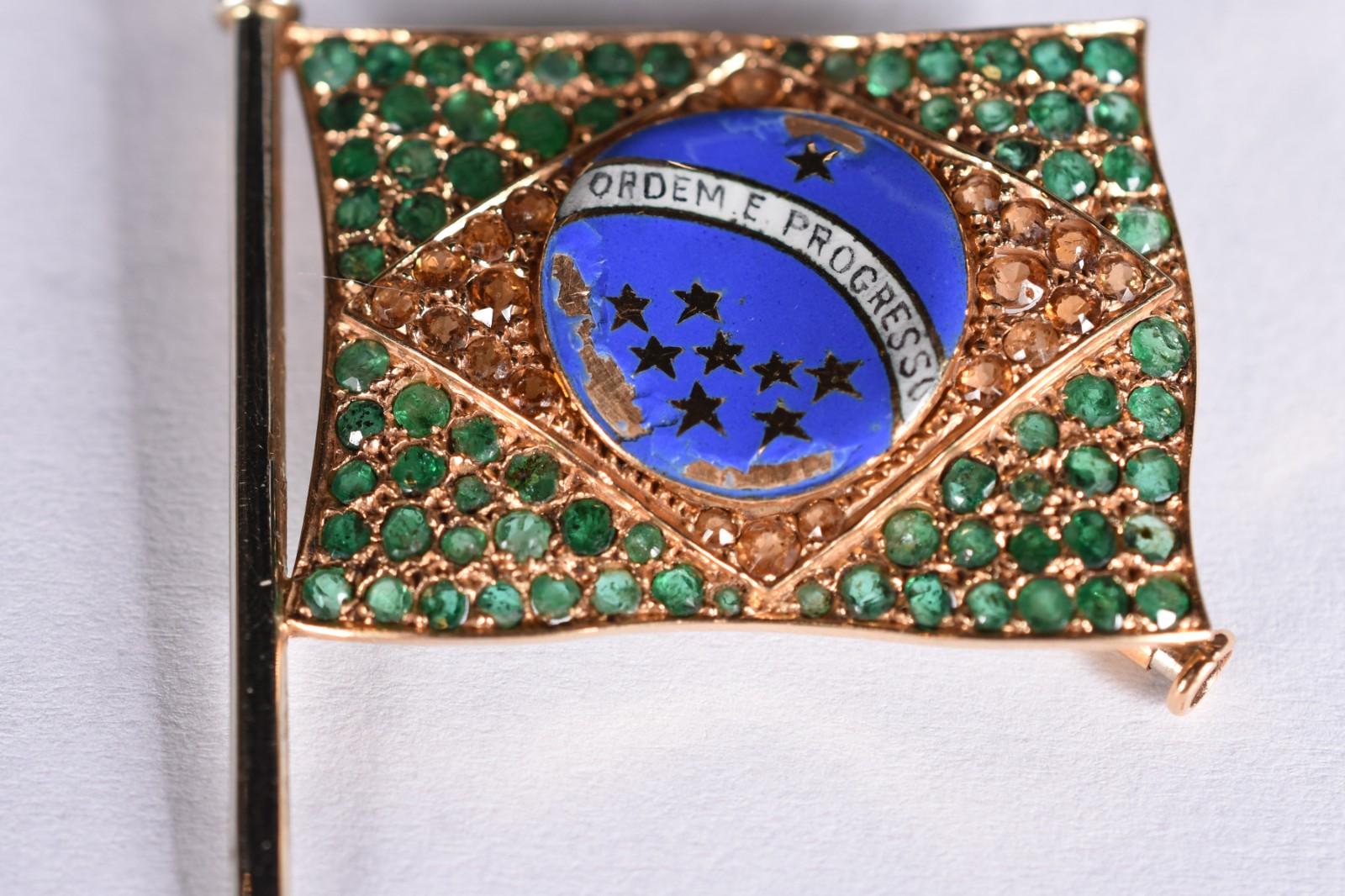 Broche na forma da Bandeira do Brasil em ouro 18 k com esmeraldas e... - foto 3 de 3