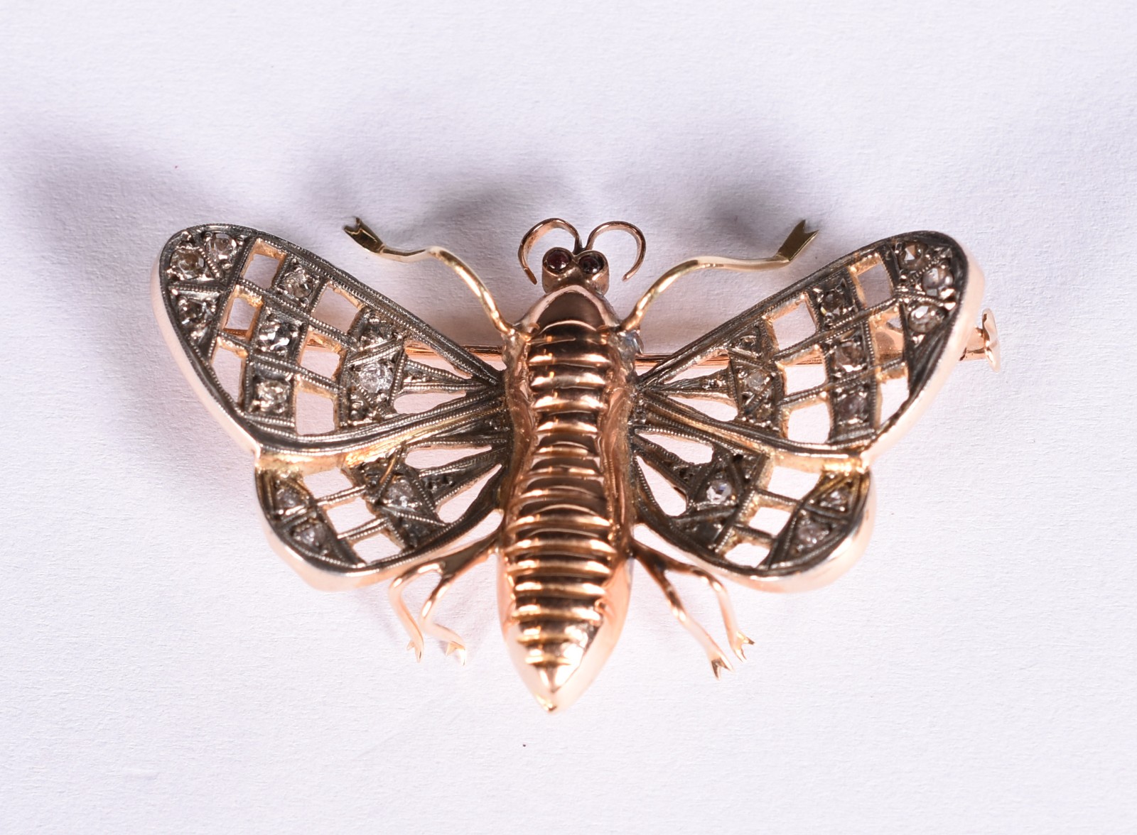 Broche feitio borboleta em ouro 18 k e branco com diamantes nas asas... - foto 1 de 3