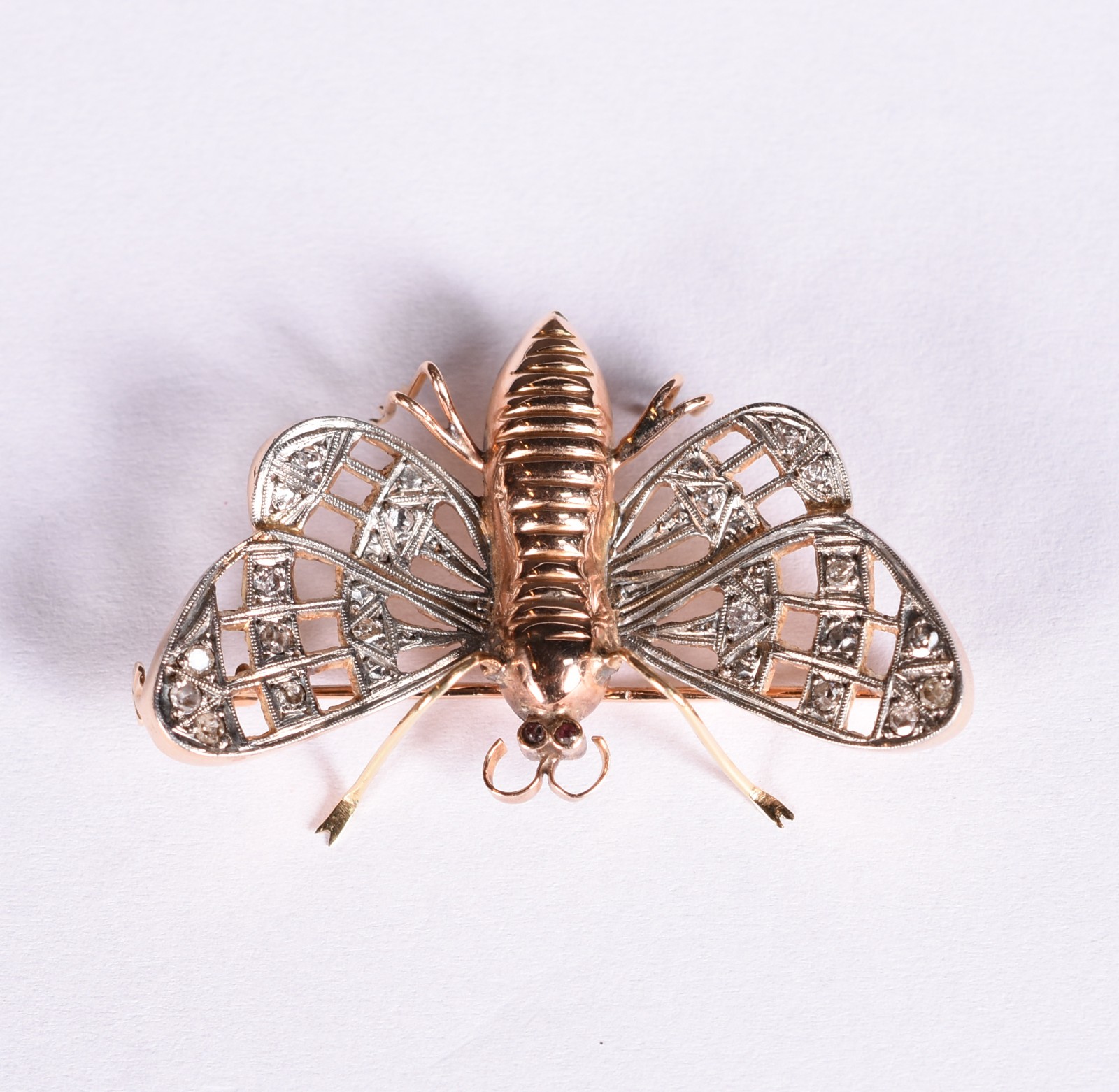Broche feitio borboleta em ouro 18 k e branco com diamantes nas asas... - foto 2 de 3