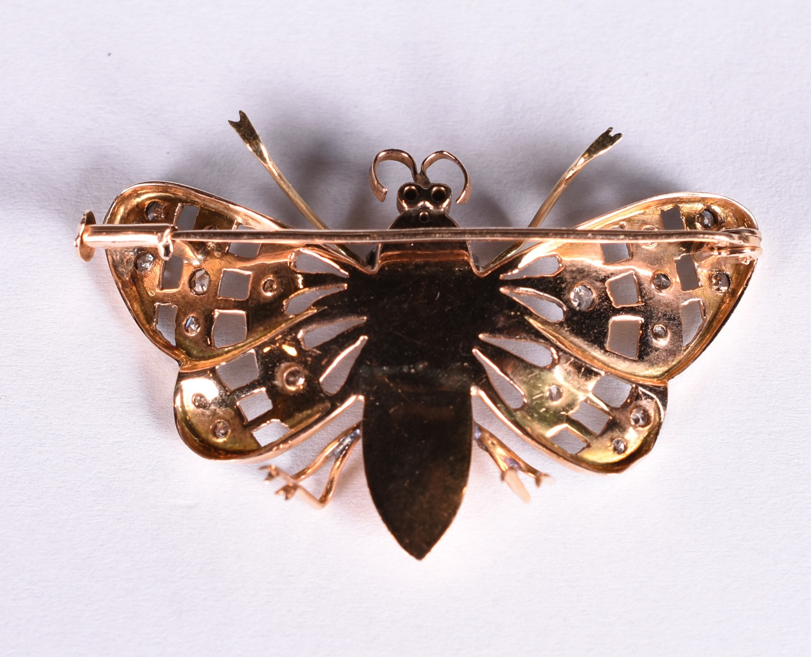 Broche feitio borboleta em ouro 18 k e branco com diamantes nas asas... - foto 3 de 3