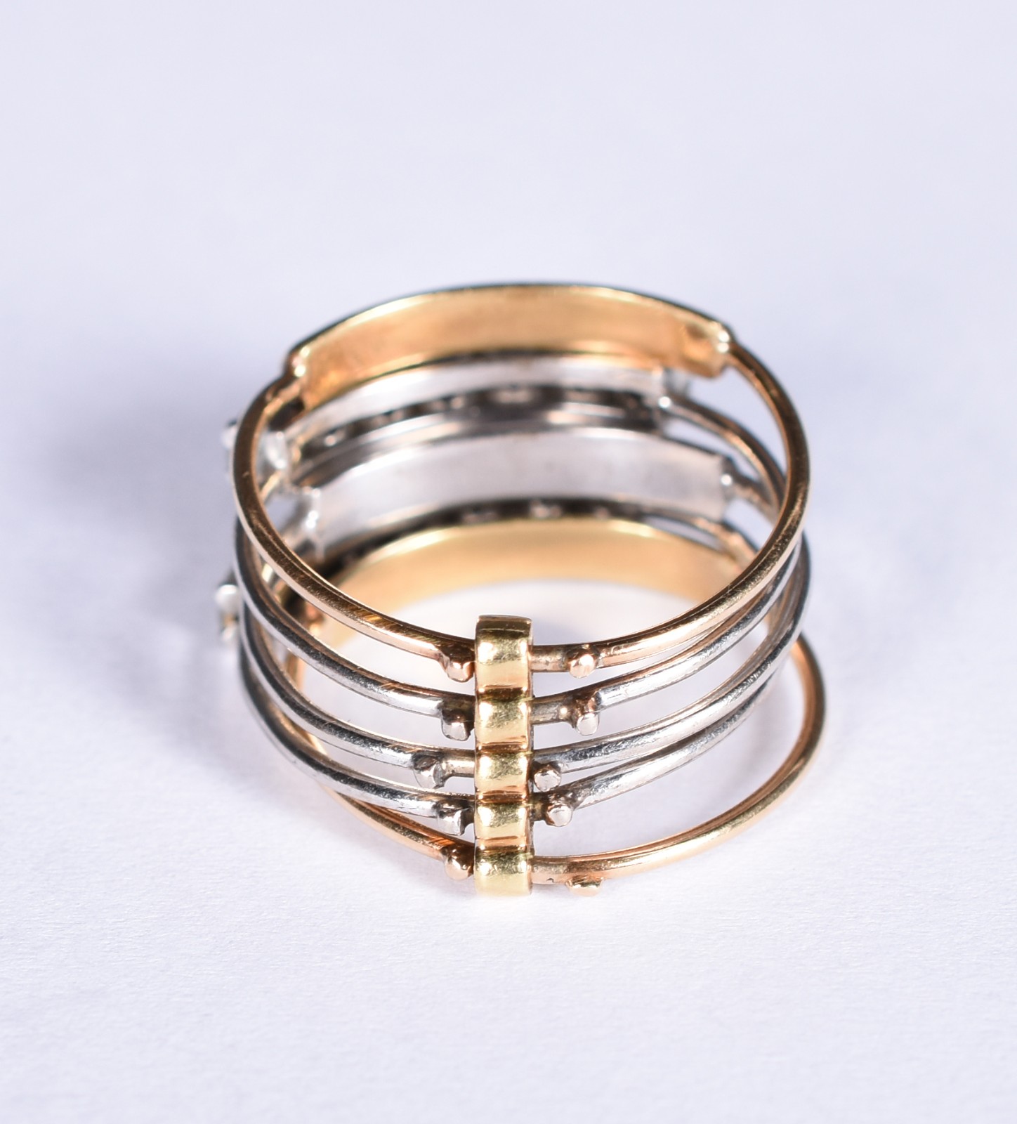 Anel em ouro branco e ouro 18 k feitio 5 meias alianças, sendo 2 com... - foto 3 de 4