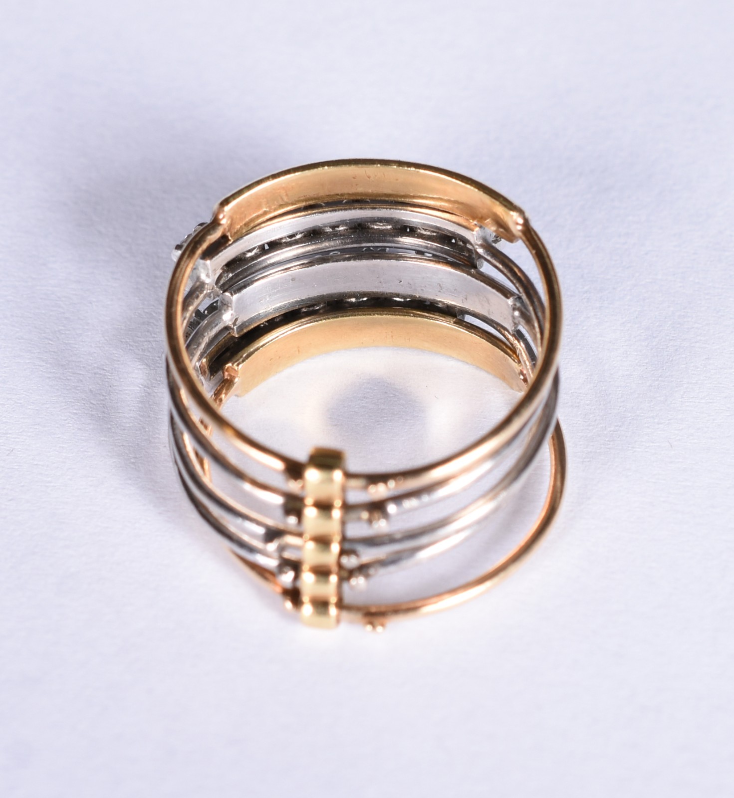 Anel em ouro branco e ouro 18 k feitio 5 meias alianças, sendo 2 com... - foto 4 de 4