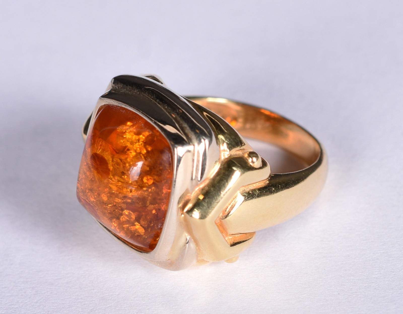 Anel em ouro 18 k com lindo designer ao redor âmbar cabochon... - foto 2 de 5
