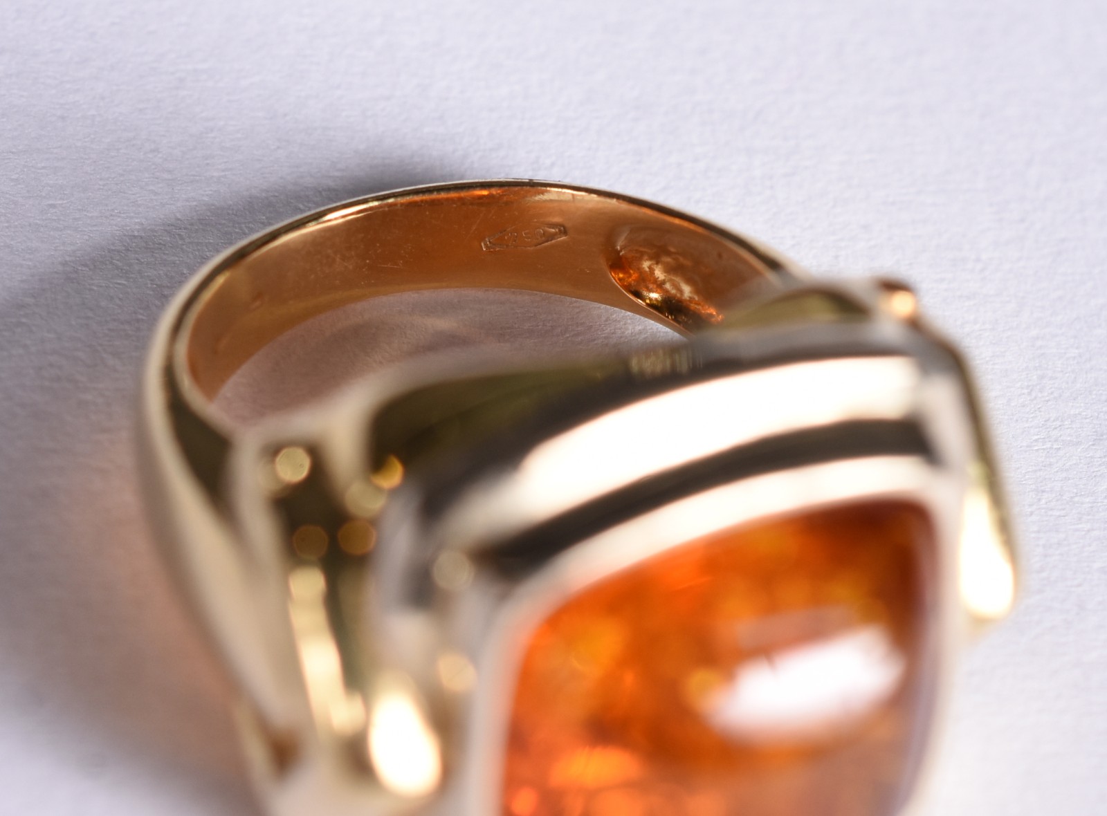 Anel em ouro 18 k com lindo designer ao redor âmbar cabochon... - foto 3 de 5