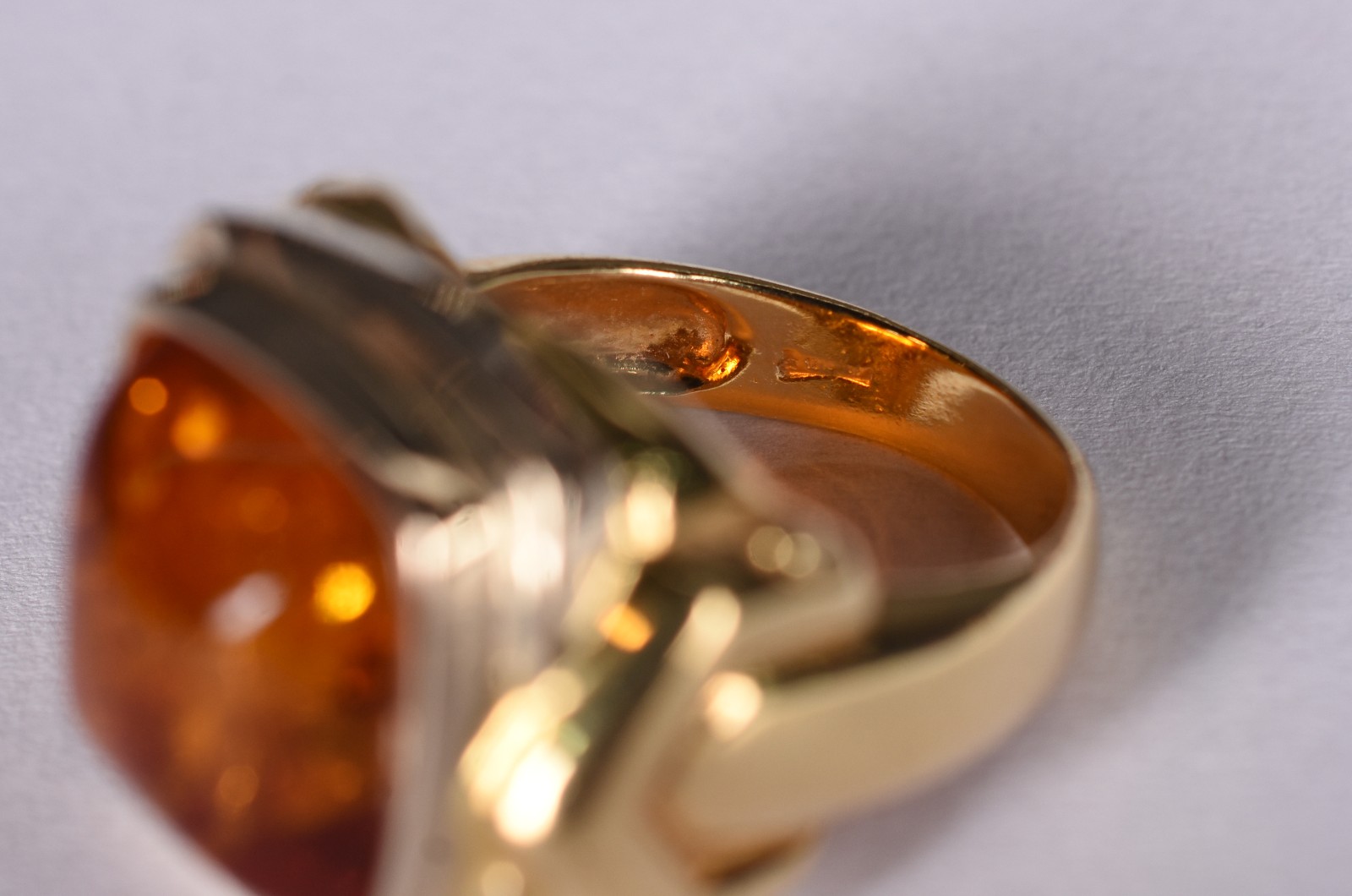 Anel em ouro 18 k com lindo designer ao redor âmbar cabochon... - foto 4 de 5