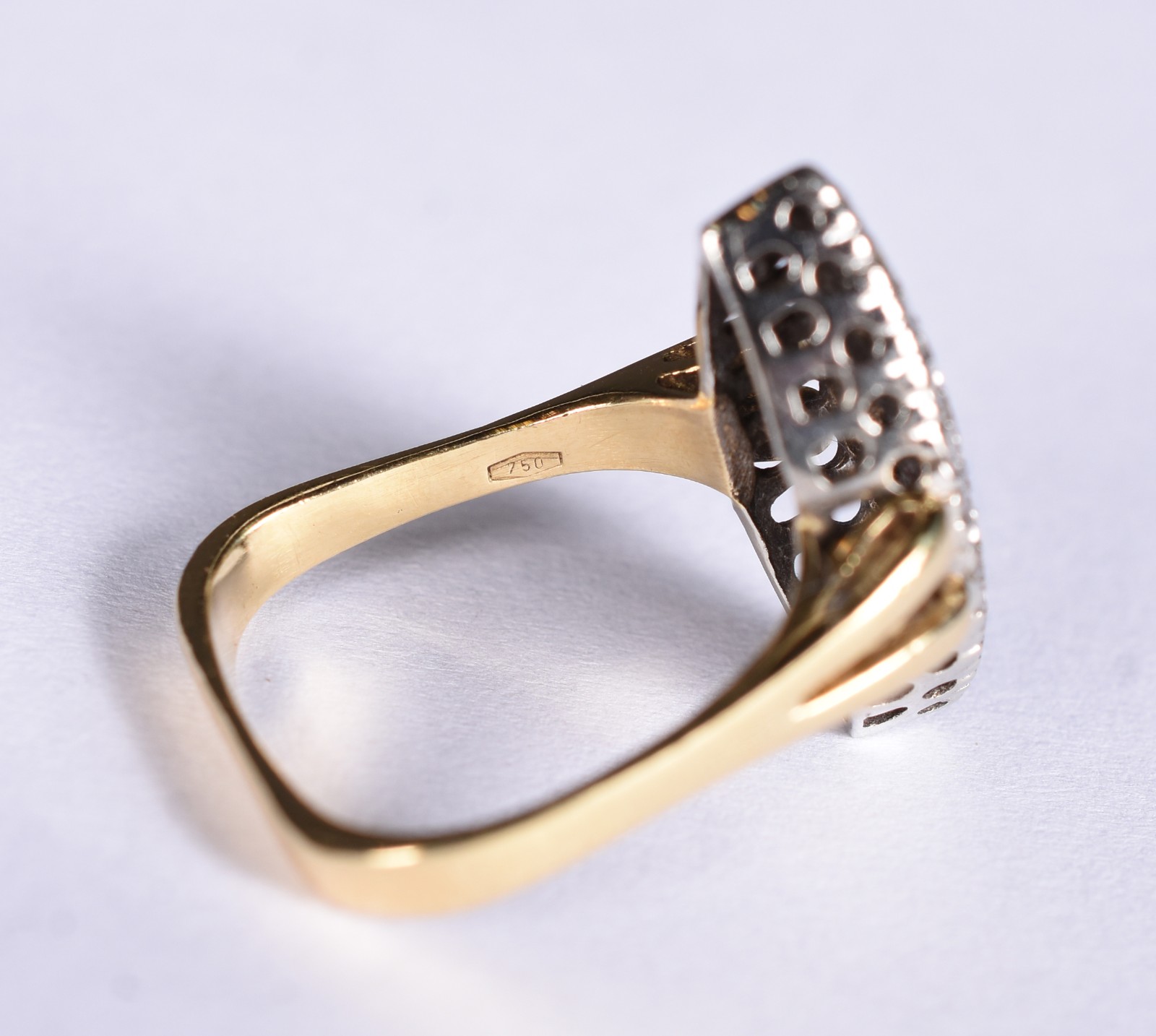 Anel em ouro 18 k e ouro branco "navete" com 64 diamantes, com... - foto 4 de 4