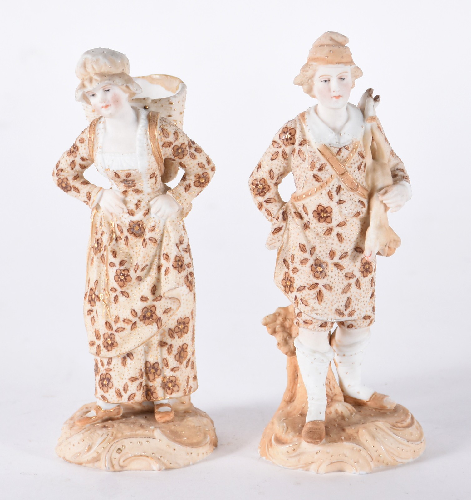 Par de estatuetas de biscuit policromado representando casal (pequeno... - foto 1 de 5