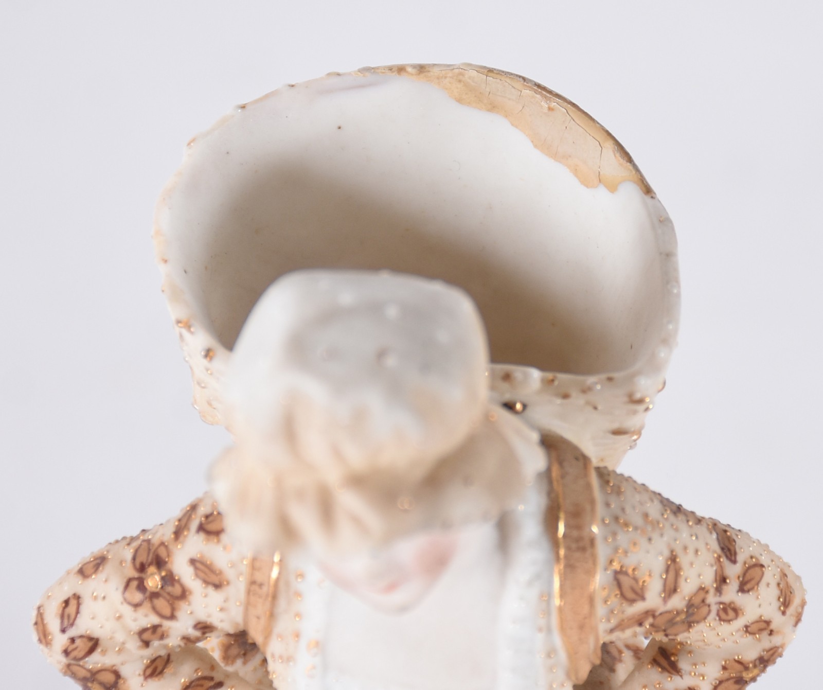 Par de estatuetas de biscuit policromado representando casal (pequeno... - foto 4 de 5